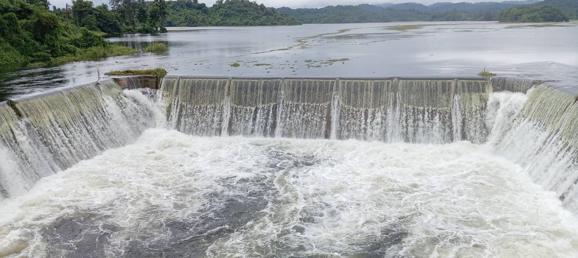 ฝนถล่มสุโขทัย ทำน้ำล้นสปิลเวย์อ่างเก็บน้ำ 4 S 60317725