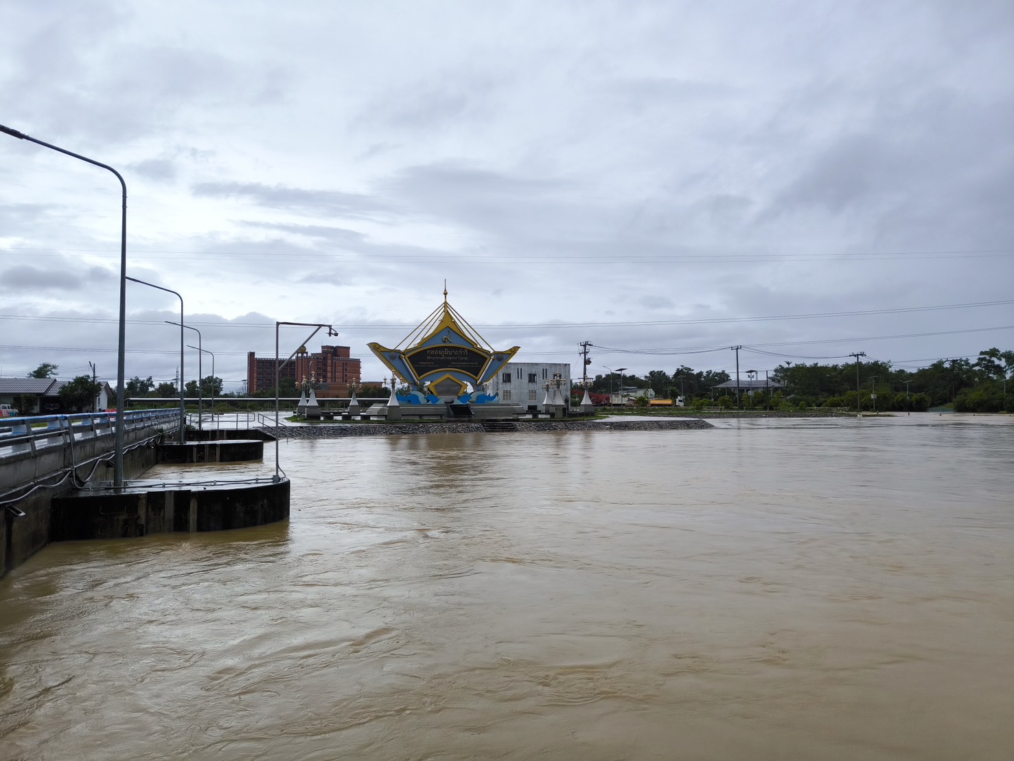 ฝนถล่มหาดใหญ่ ทำน้ำท่วมหลายจุด เร่งระบายผ่านคลอง ร.1 บรรเทาน้ำท่วมพื้นที่ชุมชนเมือง 2 S 61857810