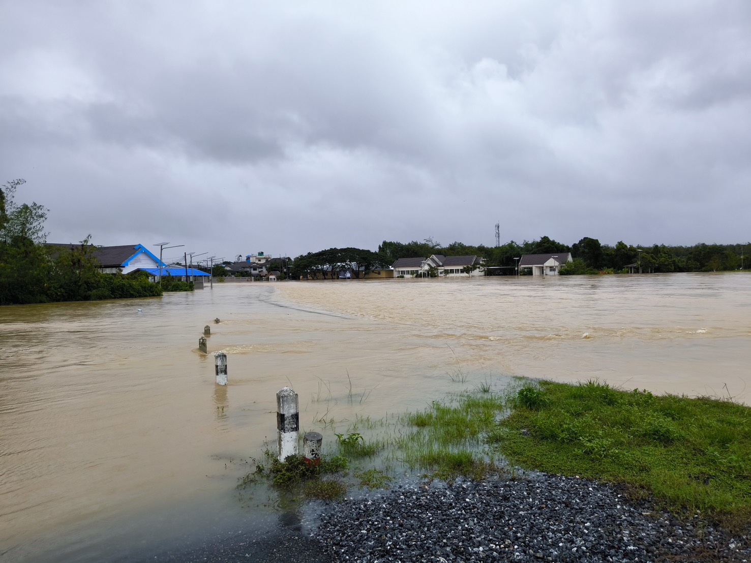 ฝนถล่มหาดใหญ่ ทำน้ำท่วมหลายจุด เร่งระบายผ่านคลอง ร.1 บรรเทาน้ำท่วมพื้นที่ชุมชนเมือง 4 S 61857812