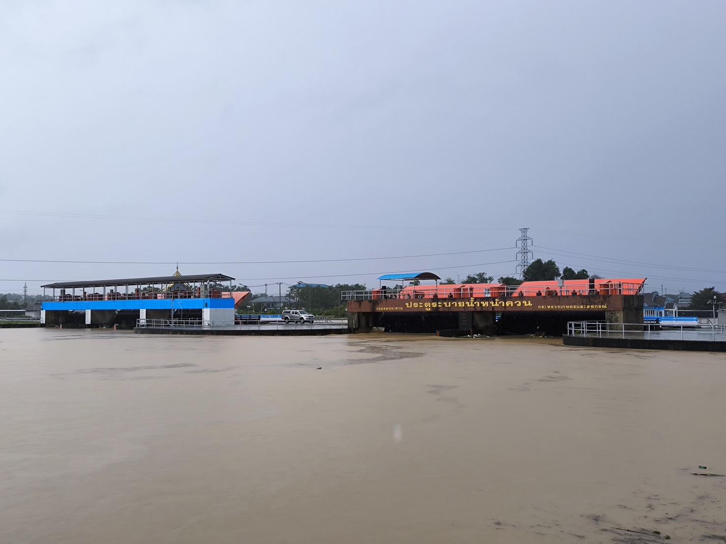 ฝนถล่มหาดใหญ่ ทำน้ำท่วมหลายจุด เร่งระบายผ่านคลอง ร.1 บรรเทาน้ำท่วมพื้นที่ชุมชนเมือง 5 S 61857813
