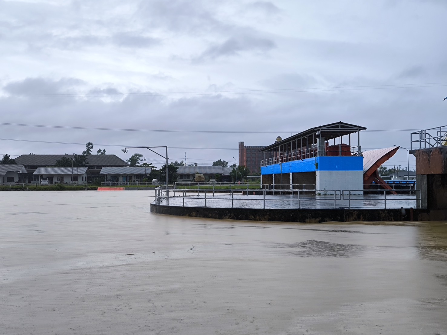 ฝนถล่มหาดใหญ่ ทำน้ำท่วมหลายจุด เร่งระบายผ่านคลอง ร.1 บรรเทาน้ำท่วมพื้นที่ชุมชนเมือง 6 S 61857814