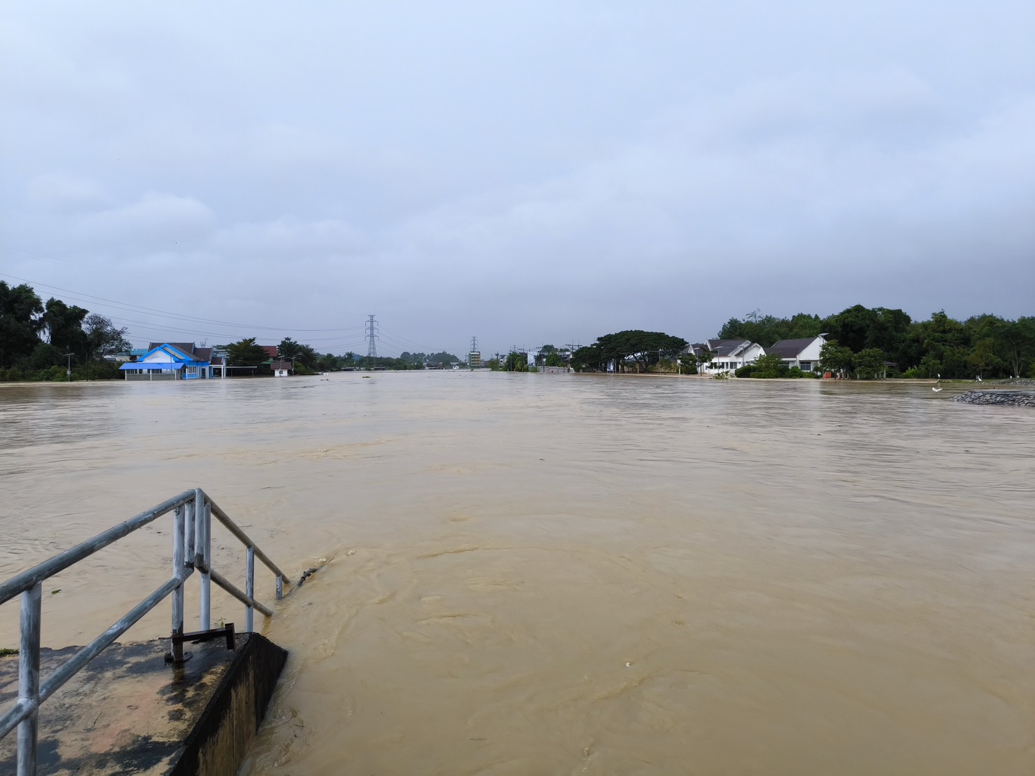 ฝนถล่มหาดใหญ่ ทำน้ำท่วมหลายจุด เร่งระบายผ่านคลอง ร.1 บรรเทาน้ำท่วมพื้นที่ชุมชนเมือง 7 S 61857815