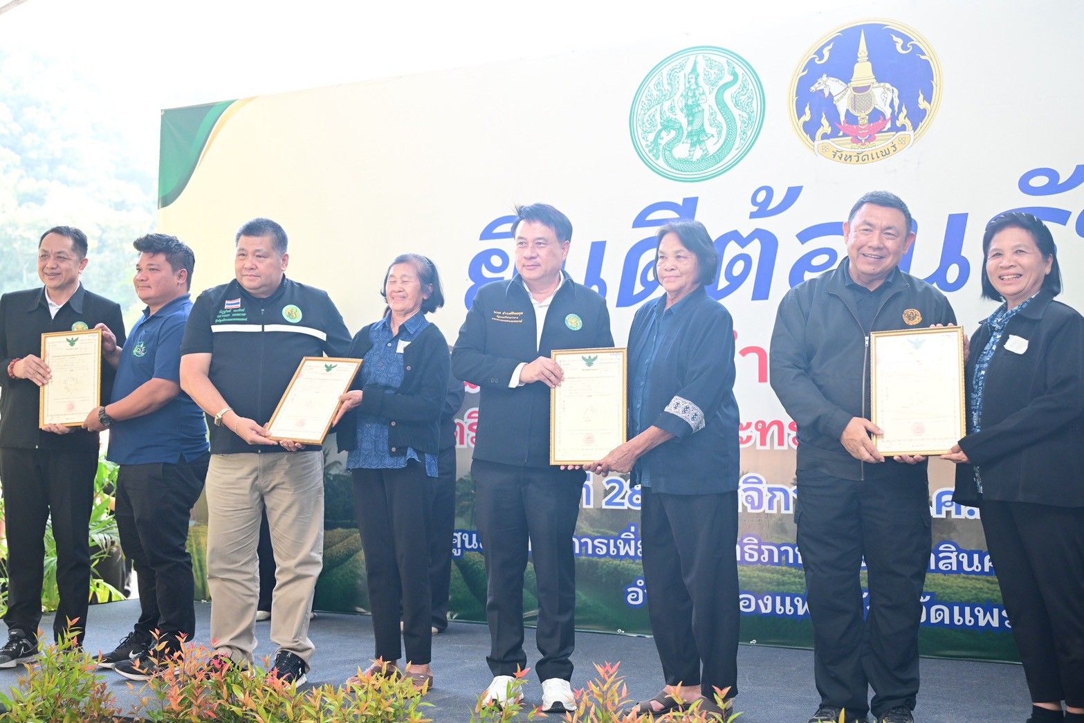 รมช.นเรศ ชู ศพก. อ.เมืองแพร่ จ.แพร่ เป็นต้นแบบในการสร้างเกษตรกรยุคใหม่ และมุ่งยกระดับสินค้าเกษตรให้ก้าวสู่มาตรฐานสากล พร้อมผลักดันผลิตภัณฑ์ท้องถิ่นให้เป็นสินค้าแปรรูปที่เป็นอัตลักษณ์ของชุมชนในอนาคต 4 S 62259296