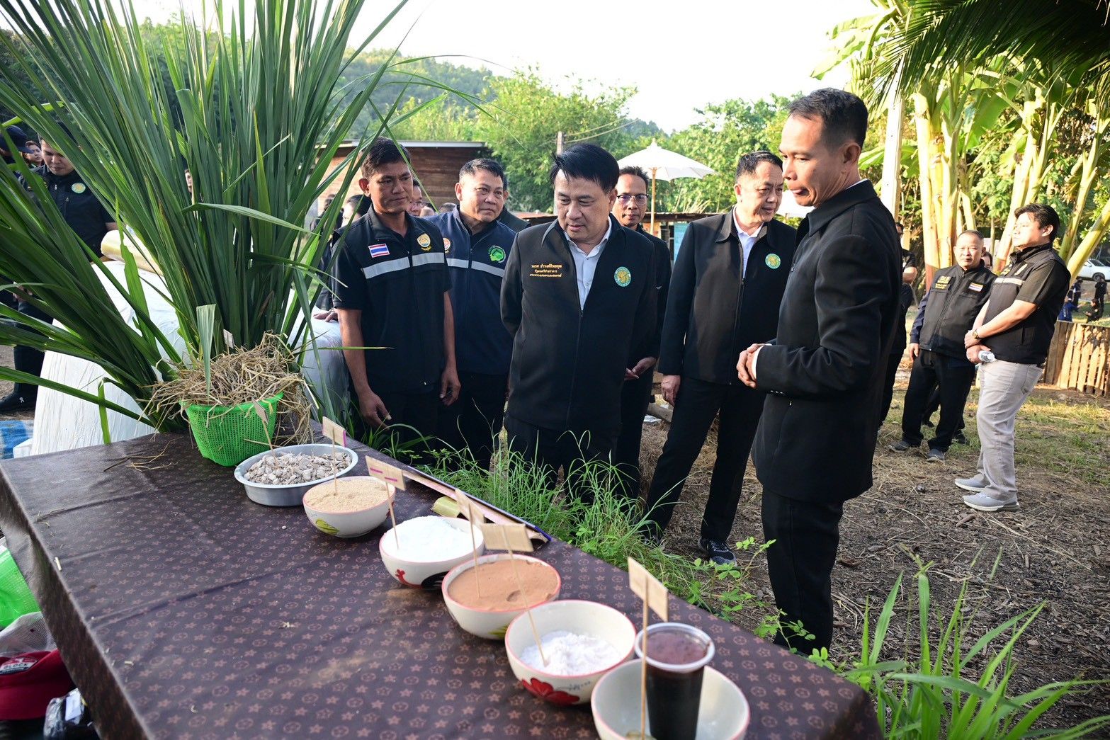 รมช.นเรศ ชู ศพก. อ.เมืองแพร่ จ.แพร่ เป็นต้นแบบในการสร้างเกษตรกรยุคใหม่ และมุ่งยกระดับสินค้าเกษตรให้ก้าวสู่มาตรฐานสากล พร้อมผลักดันผลิตภัณฑ์ท้องถิ่นให้เป็นสินค้าแปรรูปที่เป็นอัตลักษณ์ของชุมชนในอนาคต 8 S 62259309