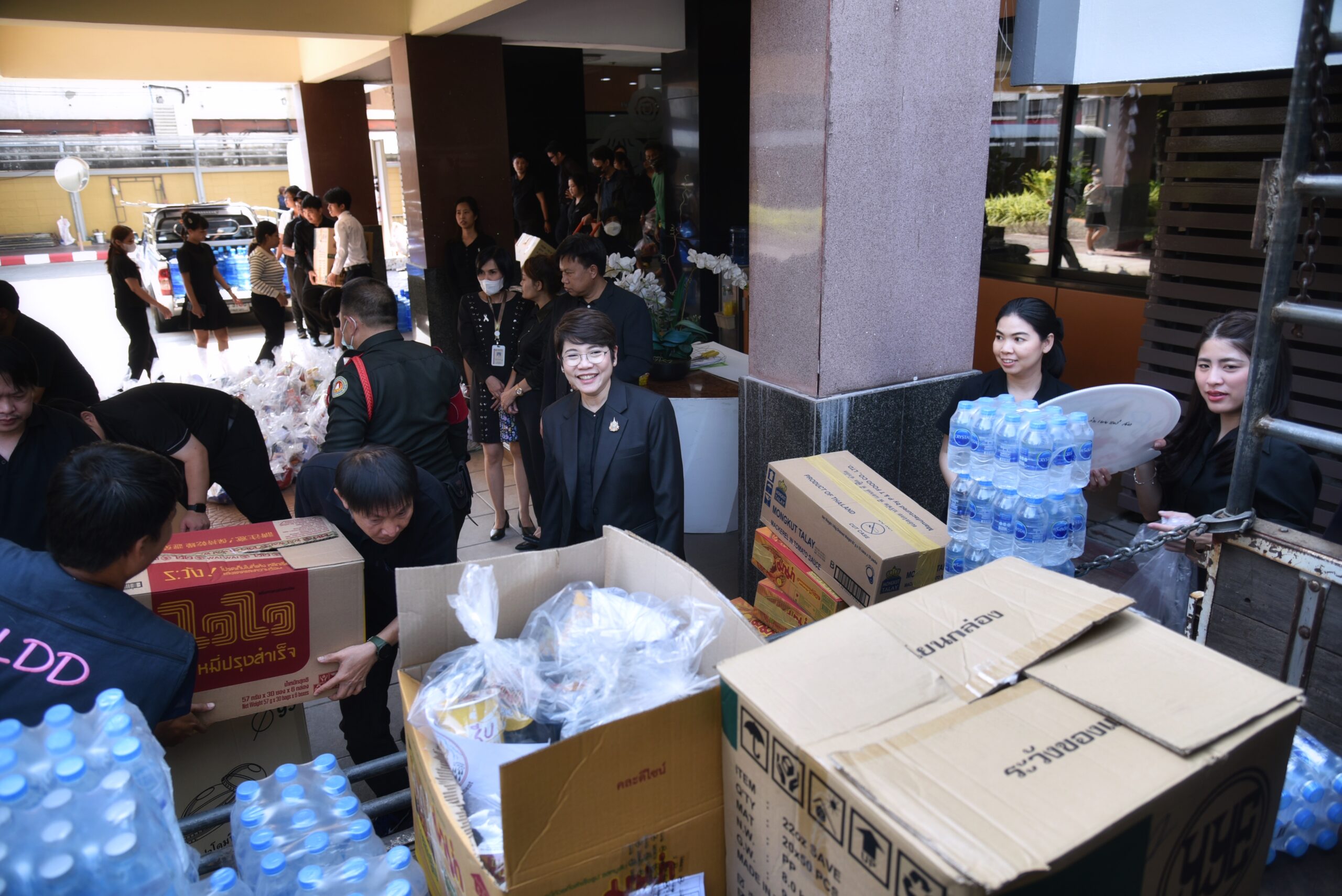 กรมพัฒนาที่ดิน จัดกิจกรรม “พด.ร่วมใจ ช่วยผู้ประสบอุทกภัยภาคใต้” ส่งต่อความห่วงใยและกำลังใจสู่ประชาชนเจ้าหน้าที่และหมอดินอาสาในพื้นที่ 6 S 94715979 scaled