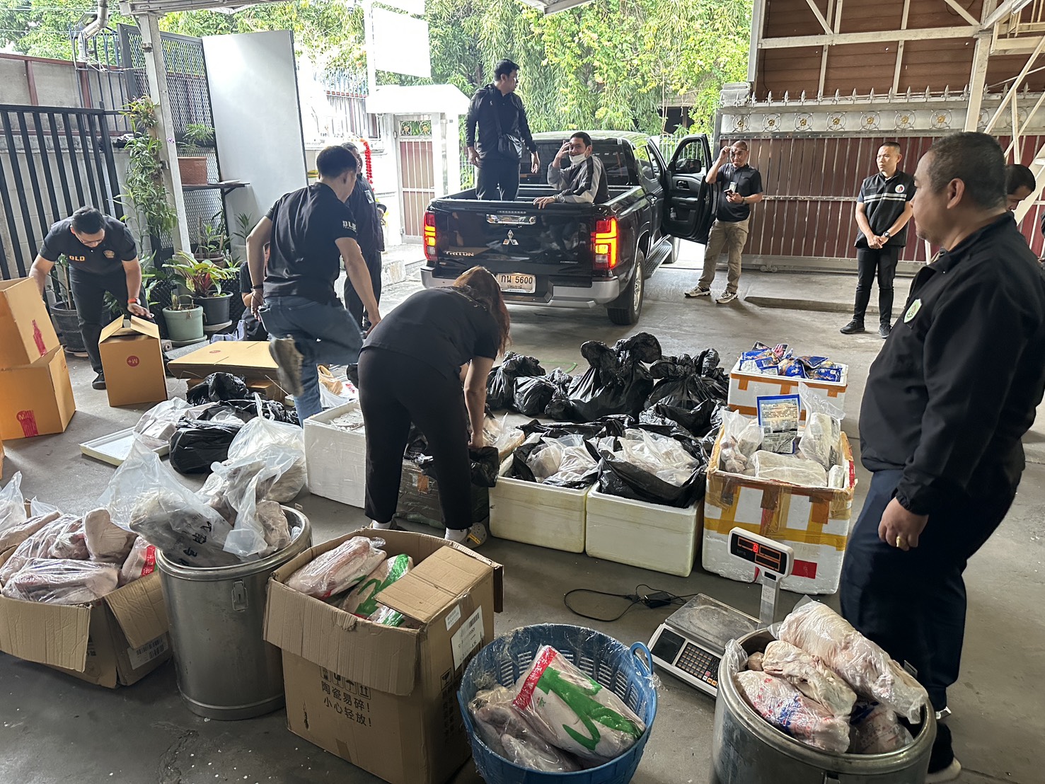 “ฉก.พญานาคราช” จับเนื้อเถื่อนกลางกรุงลอตใหญ่ 600 กว่ากิโลกรัม มูลค่า 1 ล้านบาท 3 S 96575563