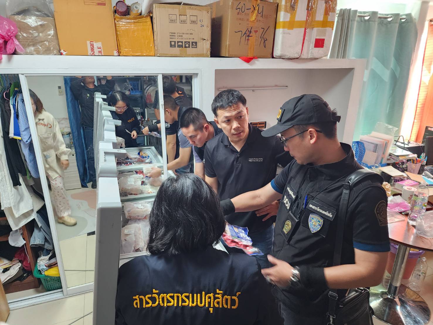 “ฉก.พญานาคราช” จับเนื้อเถื่อนกลางกรุงลอตใหญ่ 600 กว่ากิโลกรัม มูลค่า 1 ล้านบาท 4 S 96575565