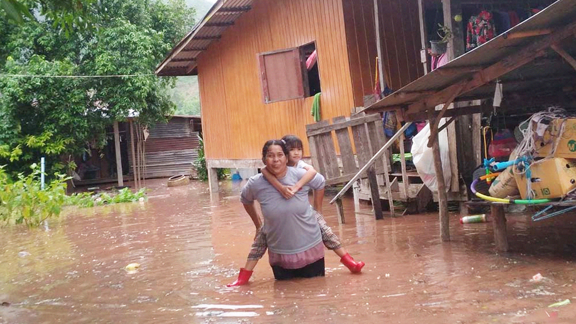 ครม.เคาะเพิ่มเงินเยียวยาพื้นที่น้ำท่วมขังนานสูงสุดเกิน 4 เดือน ได้อีกครัวเรือนละ 20,000 บาท 1 ครม.เคาะ2