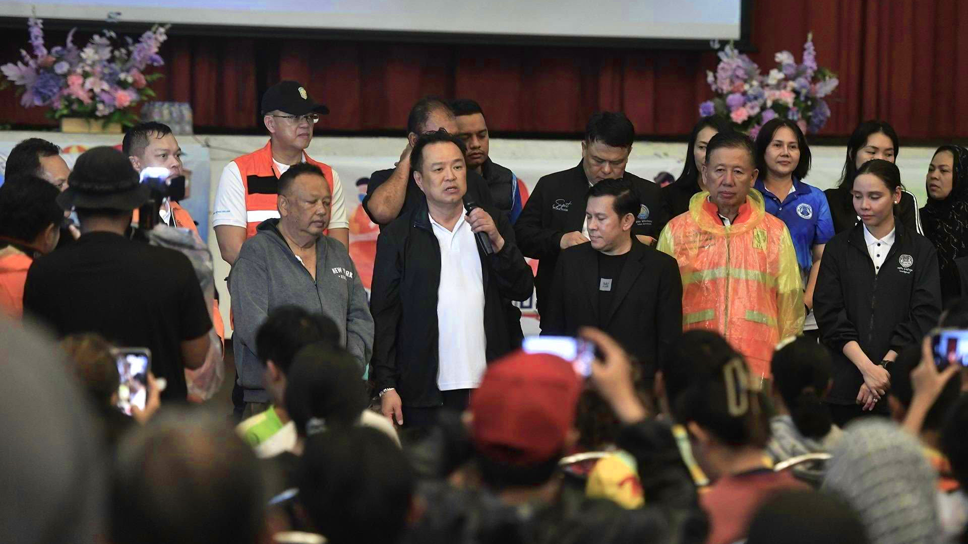 ‘นายกฯ อนุทิน’ ถก ‘ครม.เศรษฐกิจ’ สั่ง บูรณาการช่วยน้ำท่วมภาคใต้ รับ ‘หาดใหญ่’ หนักสุด ยังมีน้ำเพิ่ม มอบ ‘ธรรมนัส’ เกาะติดพื้นที่อำนวยการ คาดสถานการณ์จะคลี่คลายรวดเร็ว เร่งเยียวยา-ฟื้นฟู ปชช.ที่ได้รับผลกระทบและเขตเศรษฐกิจ ชี้ ชาวบ้านเข้าเกณฑ์ทุกหลังคาเรือน 1 นายกฯ2