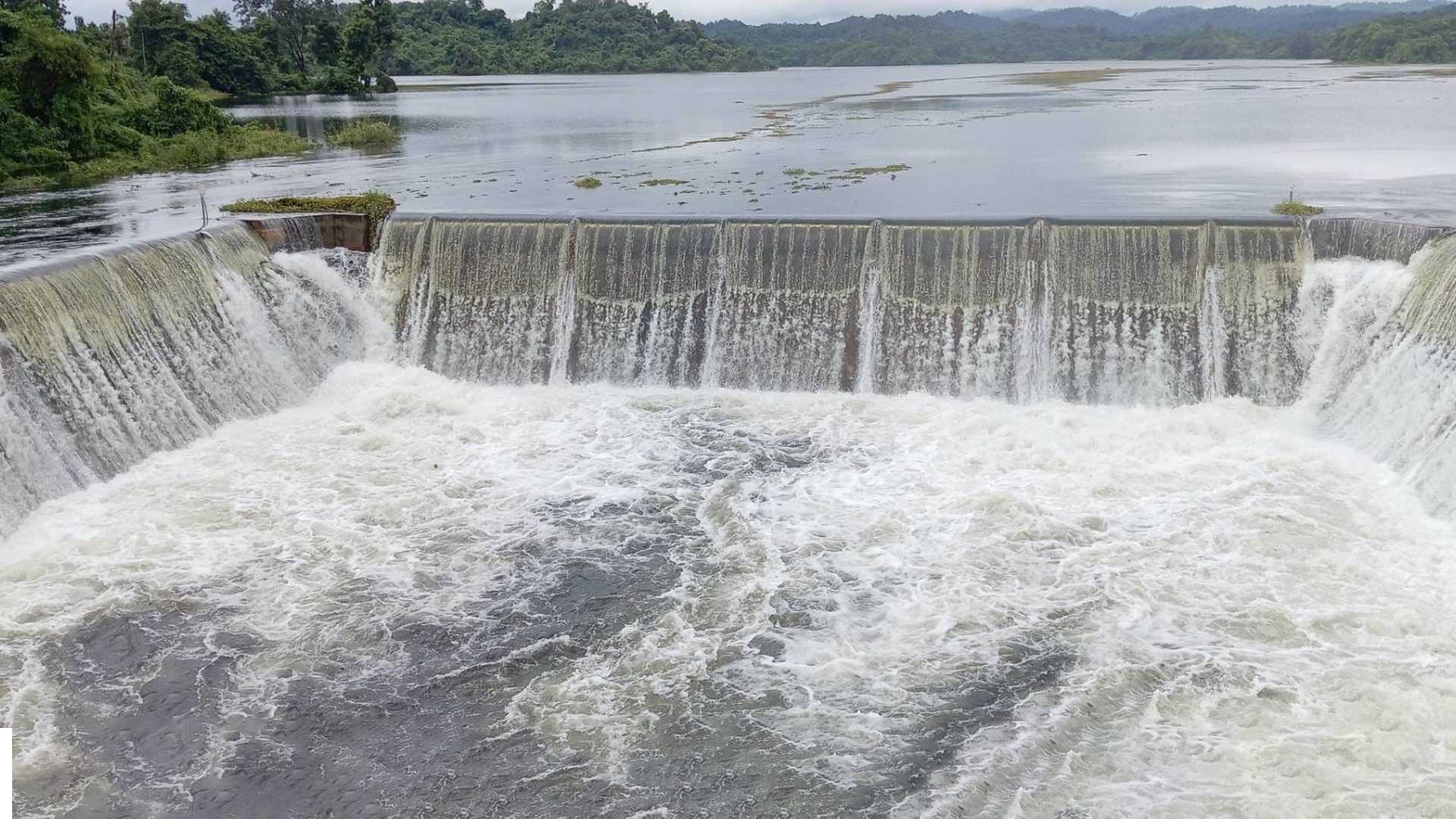 ฝนถล่มสุโขทัย ทำน้ำล้นสปิลเวย์อ่างเก็บน้ำ 1 ฝนถล่มสุโขทัย2