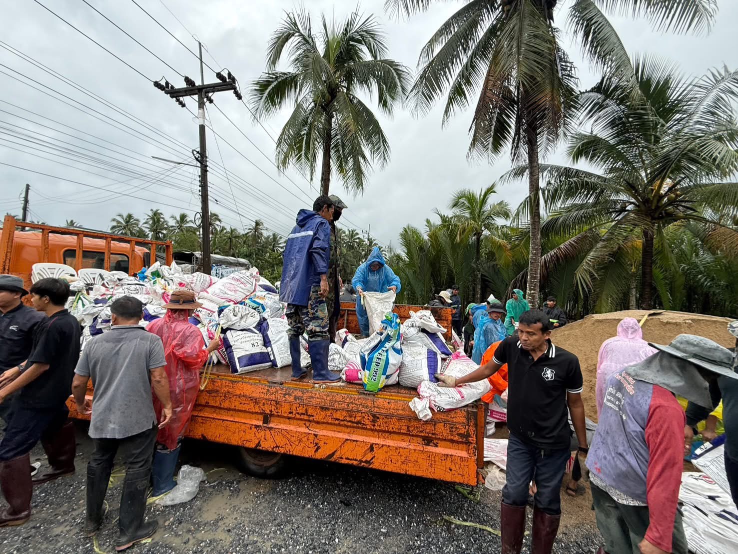 กรมชลประทาน ติดตามสถานการณ์น้ำทั่วประเทศ เผย อ่างเก็บน้ำขนาดใหญ่และกลางทั่วประเทศมีปริมาณน้ำรวมกันทั้งสิ้น 69,735 ล้าน ลบ.ม. หรือคิดเป็นร้อยละ 91 ของความจุอ่างฯ รวมกัน 4 ภาพชป3
