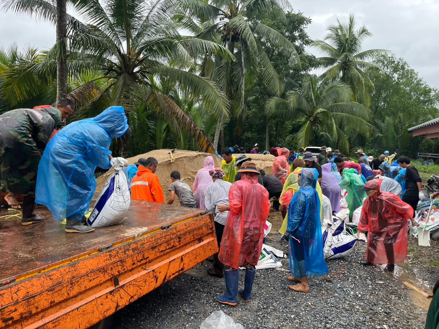 กรมชลประทาน ติดตามสถานการณ์น้ำทั่วประเทศ เผย อ่างเก็บน้ำขนาดใหญ่และกลางทั่วประเทศมีปริมาณน้ำรวมกันทั้งสิ้น 69,735 ล้าน ลบ.ม. หรือคิดเป็นร้อยละ 91 ของความจุอ่างฯ รวมกัน 5 ภาพชป4