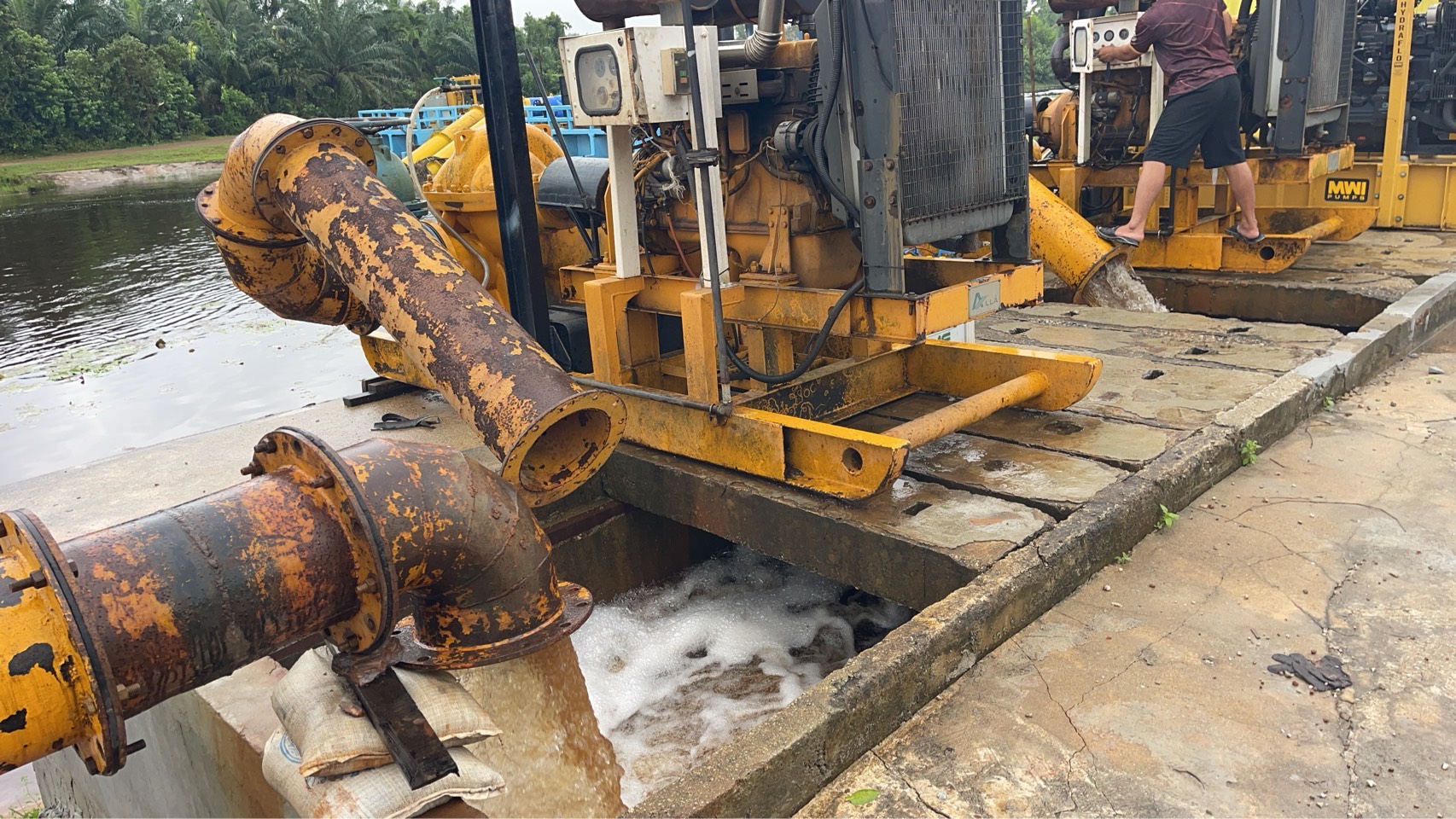 กรมชลประทาน ติดตามสถานการณ์น้ำทั่วประเทศ เผย อ่างเก็บน้ำขนาดใหญ่และกลางทั่วประเทศมีปริมาณน้ำรวมกันทั้งสิ้น 69,735 ล้าน ลบ.ม. หรือคิดเป็นร้อยละ 91 ของความจุอ่างฯ รวมกัน 6 ภาพชป5