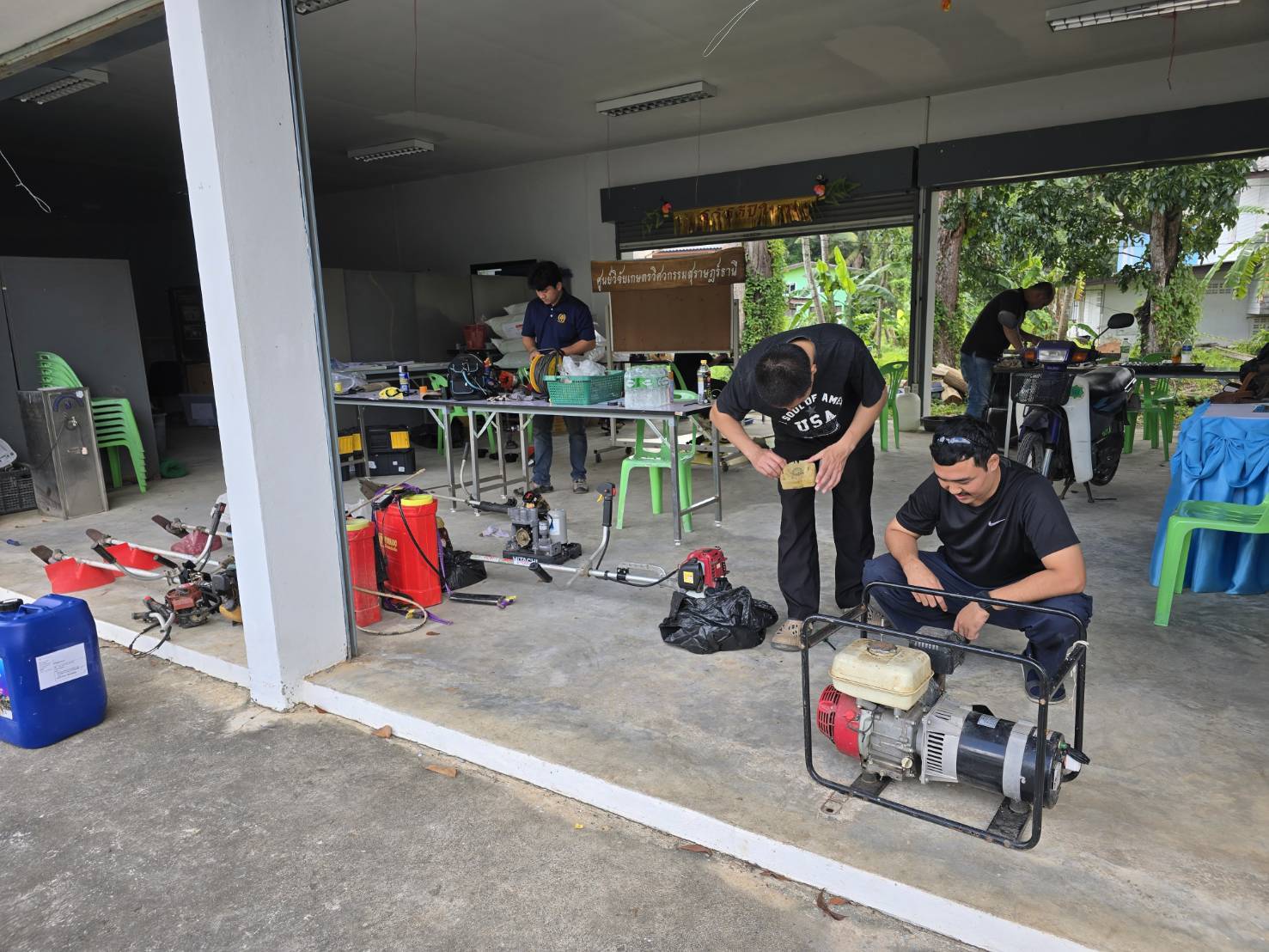 กรมวิชาการเกษตรลุยช่วยเกษตรกรใต้ตั้งจุดซ่อมเครื่องจักรบรรเทาน้ำท่วม ตามนโยบาย รมว.เกษตรฯ 11 1034388