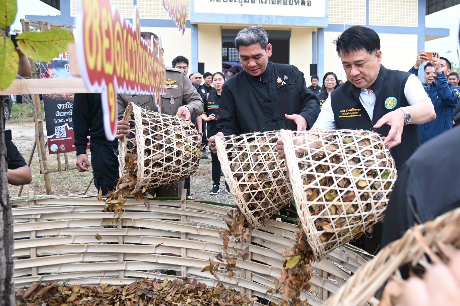 รมช.นเรศ ชวนเกษตรกร 17 จังหวัดภาคเหนือ “ฮักบ้านเฮา หยุดเผากันเน้อ” ชูมาตรการเข้มไม่เผาในพื้นที่เกษตรพร้อมตั้งศูนย์รณรงค์หยุดเผา เสริมแกร่งกลไกระดับพื้นที่ มุ่งแก้ปัญหาฝุ่นละอองขนาดเล็ก PM2.5 8 1235290
