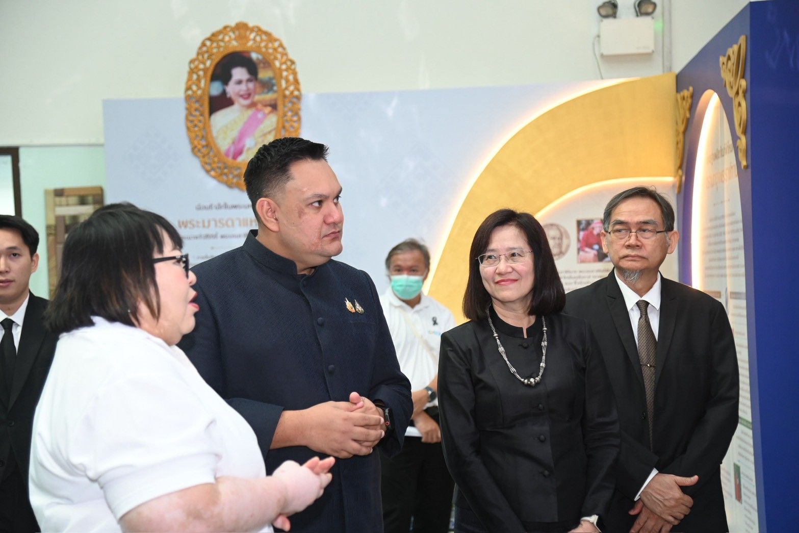 กรมหม่อนไหม ครบรอบ 16 ปี วันคล้ายวันสถาปนา ภายใต้แนวคิด “น้อมรำลึกพระมารดาแห่งไหมไทย” มุ่งเน้นการอนุรักษ์และสืบสานภูมิปัญญา ส่งเสริมการใช้ผ้าไหมมาเป็นส่วนประกอบในเครื่องประดับ พร้อมส่งเสริมด้านการตลาดส่งออกโดยเฉพาะตลาดตะวันออกกลางและ 3 จังหวัดชายแดนใต้เพิ่มมากขึ้น 5 1446530