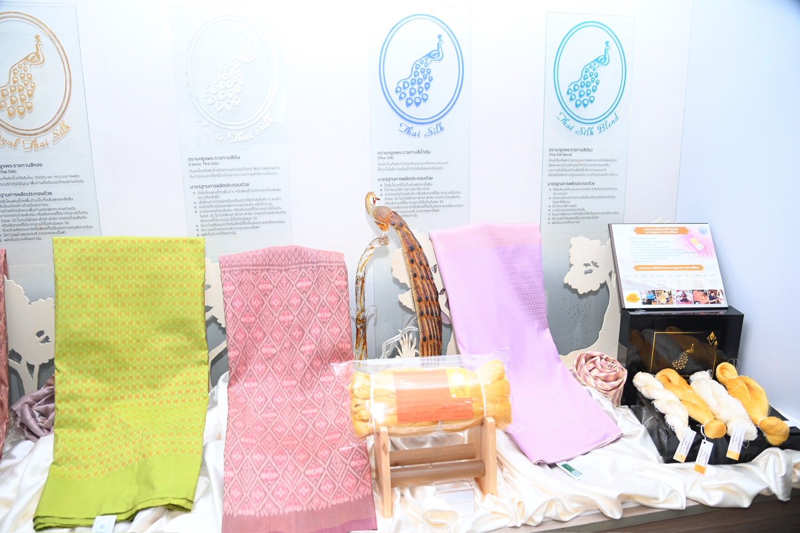 กรมหม่อนไหม ครบรอบ 16 ปี วันคล้ายวันสถาปนา ภายใต้แนวคิด “น้อมรำลึกพระมารดาแห่งไหมไทย” มุ่งเน้นการอนุรักษ์และสืบสานภูมิปัญญา ส่งเสริมการใช้ผ้าไหมมาเป็นส่วนประกอบในเครื่องประดับ พร้อมส่งเสริมด้านการตลาดส่งออกโดยเฉพาะตลาดตะวันออกกลางและ 3 จังหวัดชายแดนใต้เพิ่มมากขึ้น 4 1446536