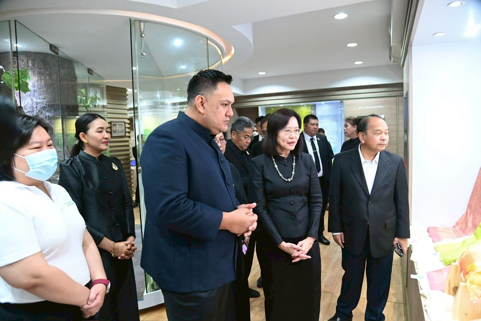 กรมหม่อนไหม ครบรอบ 16 ปี วันคล้ายวันสถาปนา ภายใต้แนวคิด “น้อมรำลึกพระมารดาแห่งไหมไทย” มุ่งเน้นการอนุรักษ์และสืบสานภูมิปัญญา ส่งเสริมการใช้ผ้าไหมมาเป็นส่วนประกอบในเครื่องประดับ พร้อมส่งเสริมด้านการตลาดส่งออกโดยเฉพาะตลาดตะวันออกกลางและ 3 จังหวัดชายแดนใต้เพิ่มมากขึ้น 6 1446537