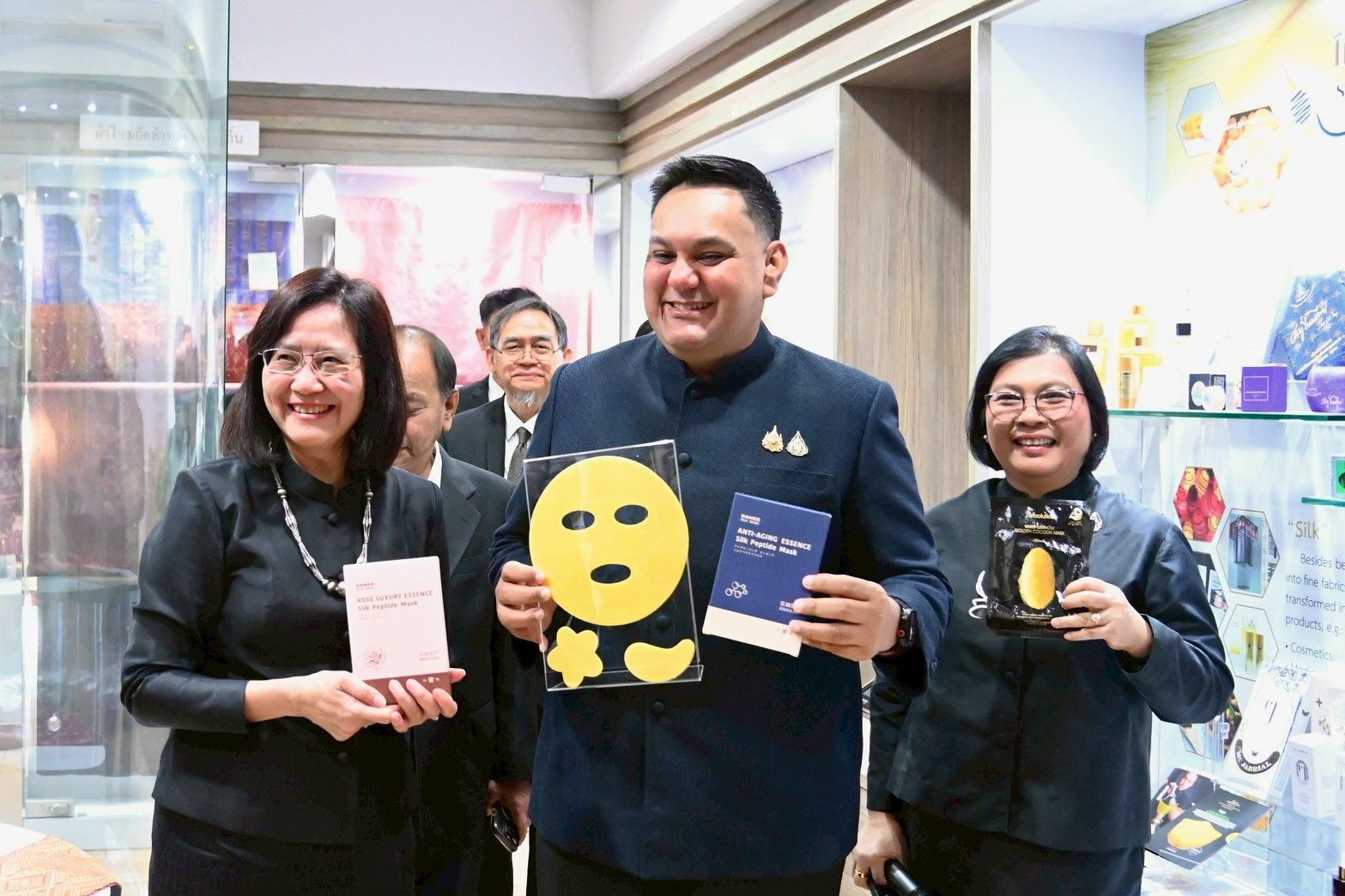 กรมหม่อนไหม ครบรอบ 16 ปี วันคล้ายวันสถาปนา ภายใต้แนวคิด “น้อมรำลึกพระมารดาแห่งไหมไทย” มุ่งเน้นการอนุรักษ์และสืบสานภูมิปัญญา ส่งเสริมการใช้ผ้าไหมมาเป็นส่วนประกอบในเครื่องประดับ พร้อมส่งเสริมด้านการตลาดส่งออกโดยเฉพาะตลาดตะวันออกกลางและ 3 จังหวัดชายแดนใต้เพิ่มมากขึ้น 8 1446544