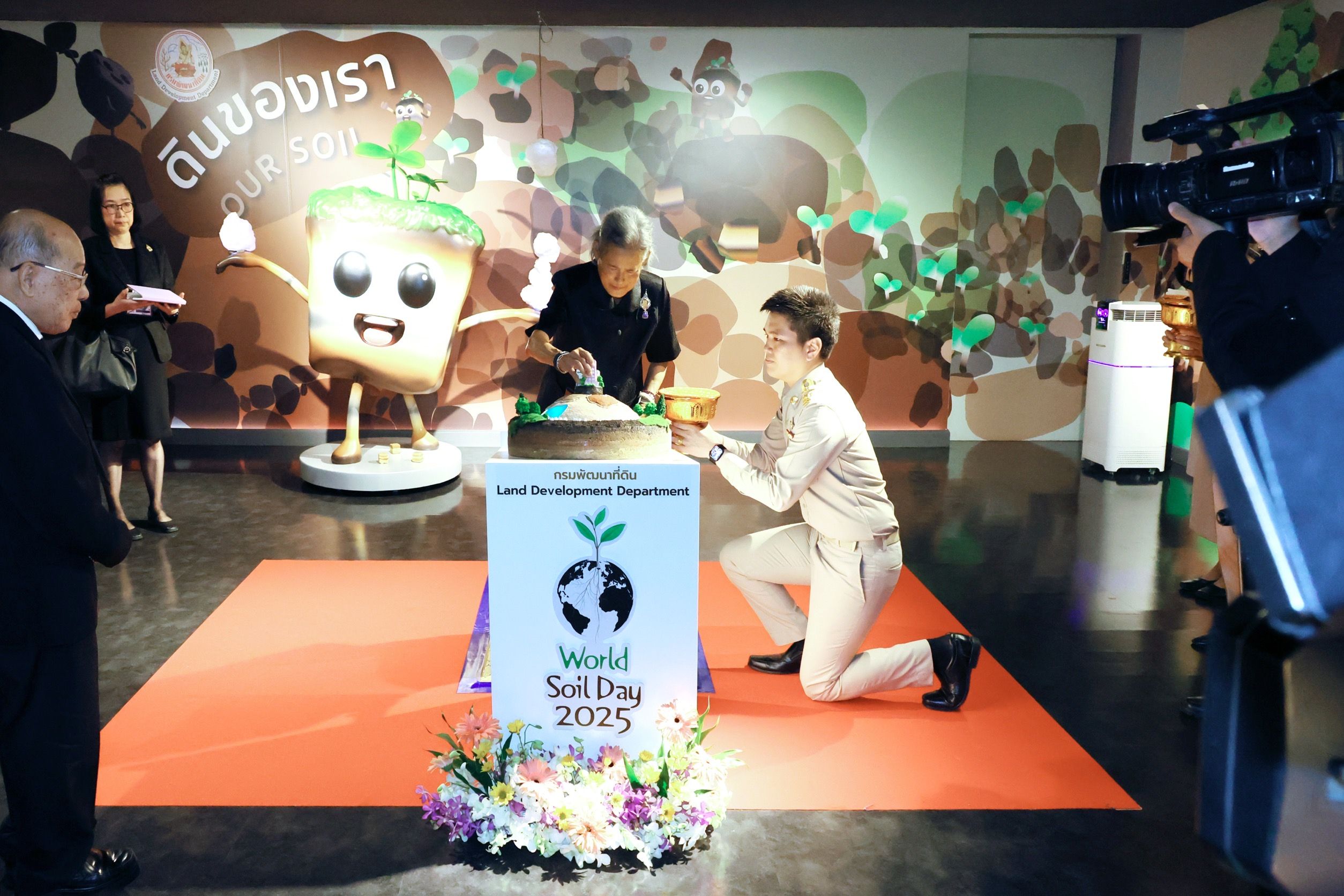 สมเด็จพระกนิษฐาธิราชเจ้า กรมสมเด็จพระเทพรัตนราชสุดาฯ สยามบรมราชกุมารี เสด็จฯ ทรงเปิดงานวันดินโลก ประจำปี 2568 ณ กรมพัฒนาที่ดิน กรุงเทพฯ 2 167167