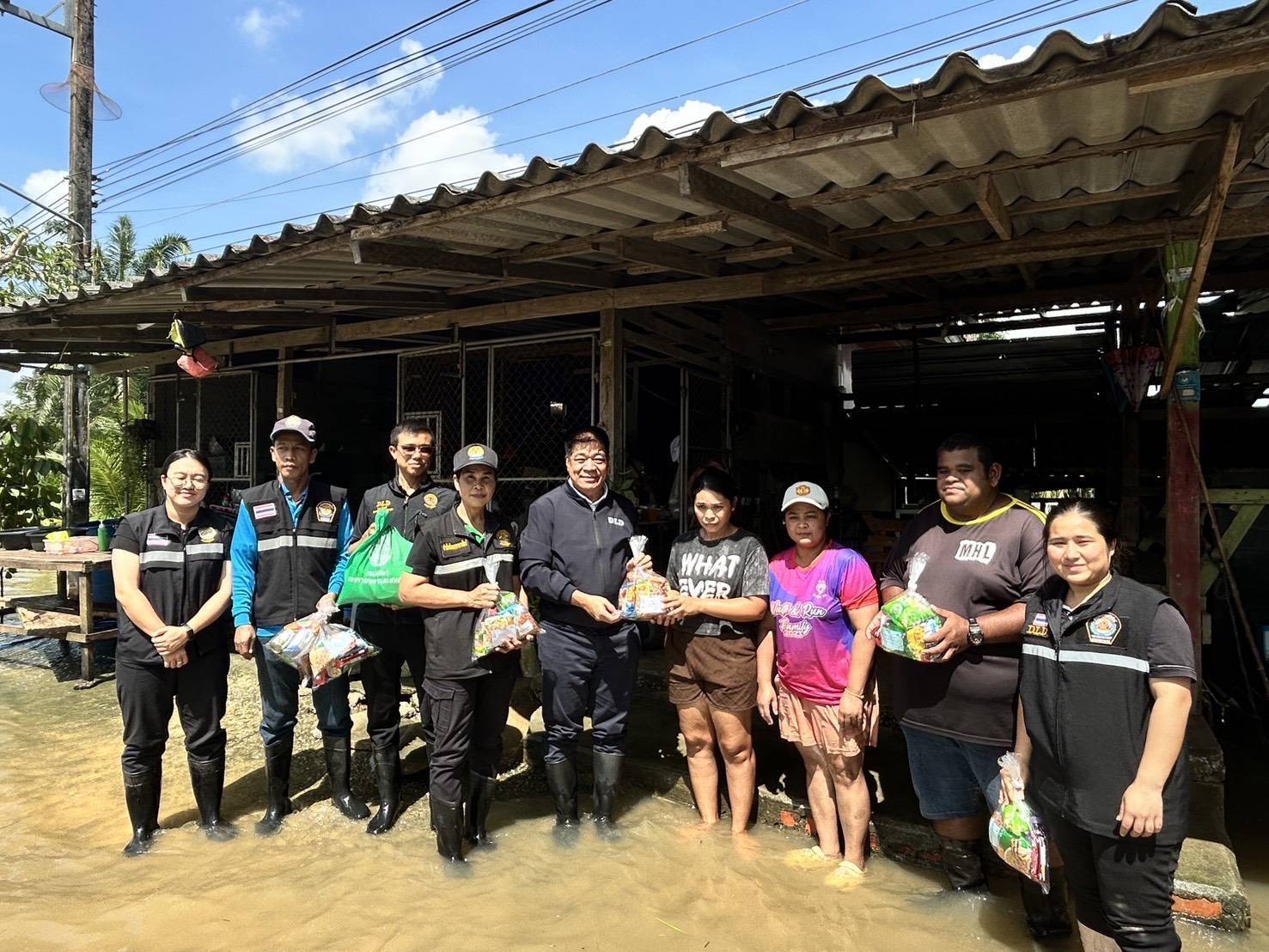 กรมปศุสัตว์ เดินหน้าช่วยเหลือเกษตรกรผู้เลี้ยงสัตว์ภาคใต้ต่อเนื่องภายหลังน้ำลด เร่งจัดการซากสัตว์ตามหลักสุขาภิบาล ป้องกันโรคระบาด 5 298522