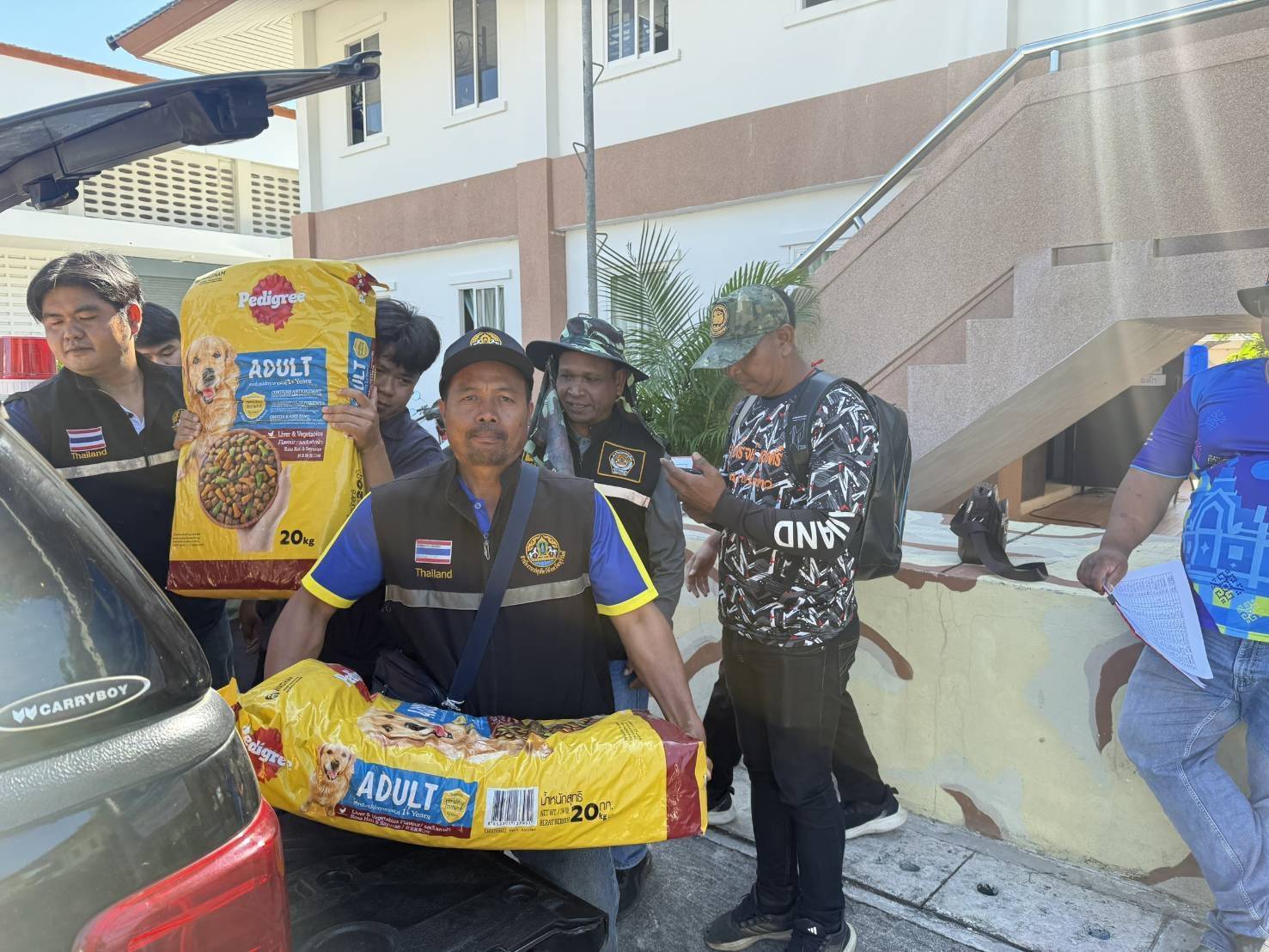 กรมปศุสัตว์ย้ำเกณฑ์เยียวยาความเสียหาย 7 จังหวัดชายแดนไทย–กัมพูชา ล่าสุดเกษตรกรได้รับผลกระทบกว่า 2 แสนราย มีสัตว์ในพื้นที่รวม 6.5 ล้านตัว ส่งความช่วยเหลืออย่างต่อเนื่อง 13 332384