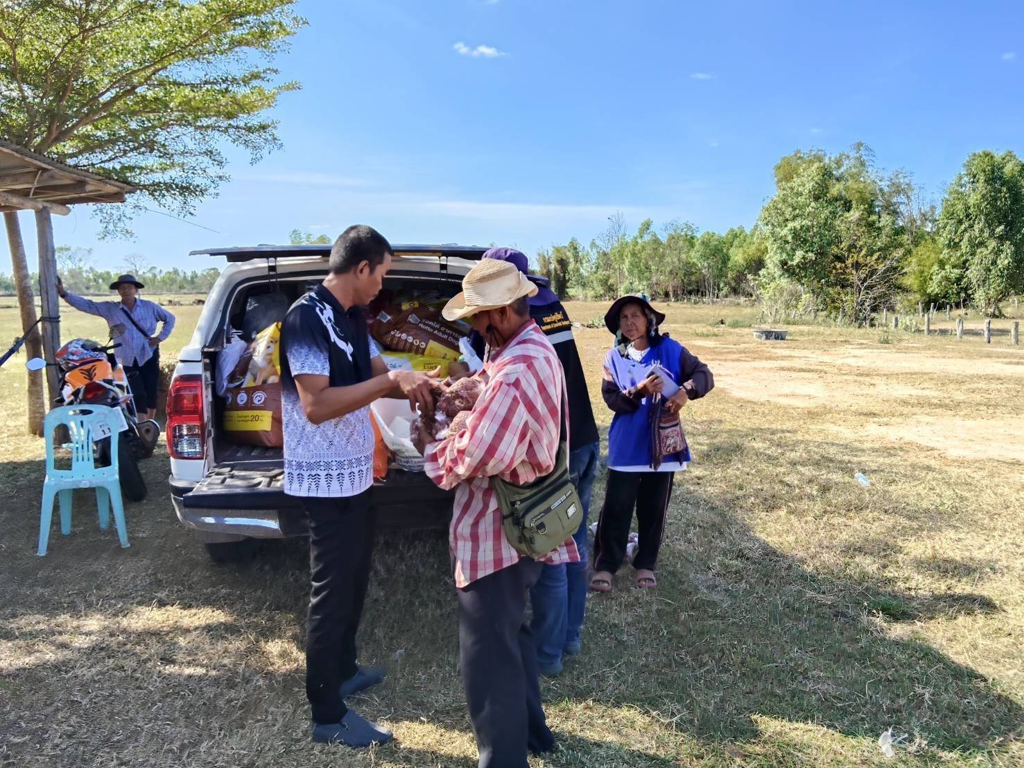 กรมปศุสัตว์ย้ำเกณฑ์เยียวยาความเสียหาย 7 จังหวัดชายแดนไทย–กัมพูชา ล่าสุดเกษตรกรได้รับผลกระทบกว่า 2 แสนราย มีสัตว์ในพื้นที่รวม 6.5 ล้านตัว ส่งความช่วยเหลืออย่างต่อเนื่อง 16 332392