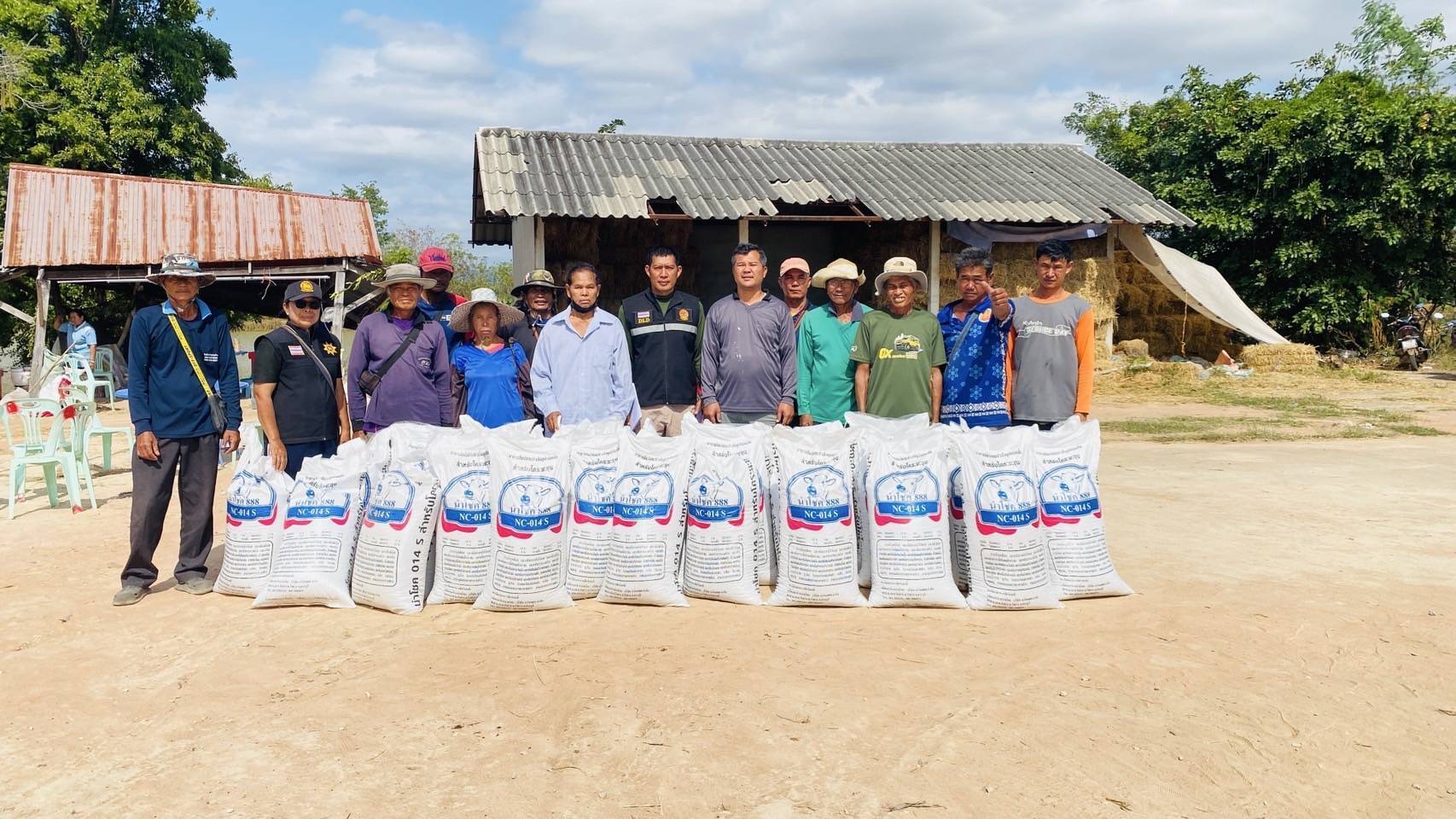 กรมปศุสัตว์ย้ำเกณฑ์เยียวยาความเสียหาย 7 จังหวัดชายแดนไทย–กัมพูชา ล่าสุดเกษตรกรได้รับผลกระทบกว่า 2 แสนราย มีสัตว์ในพื้นที่รวม 6.5 ล้านตัว ส่งความช่วยเหลืออย่างต่อเนื่อง 19 332402