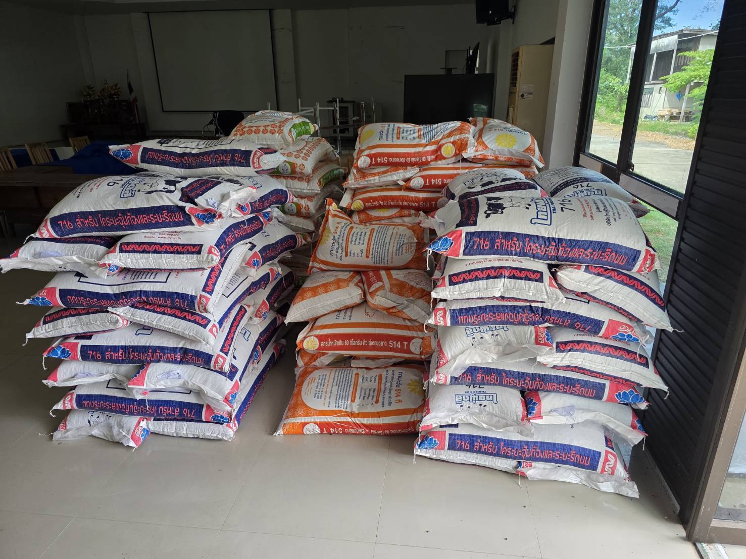 กรมปศุสัตว์ย้ำเกณฑ์เยียวยาความเสียหาย 7 จังหวัดชายแดนไทย–กัมพูชา ล่าสุดเกษตรกรได้รับผลกระทบกว่า 2 แสนราย มีสัตว์ในพื้นที่รวม 6.5 ล้านตัว ส่งความช่วยเหลืออย่างต่อเนื่อง 21 332403 1