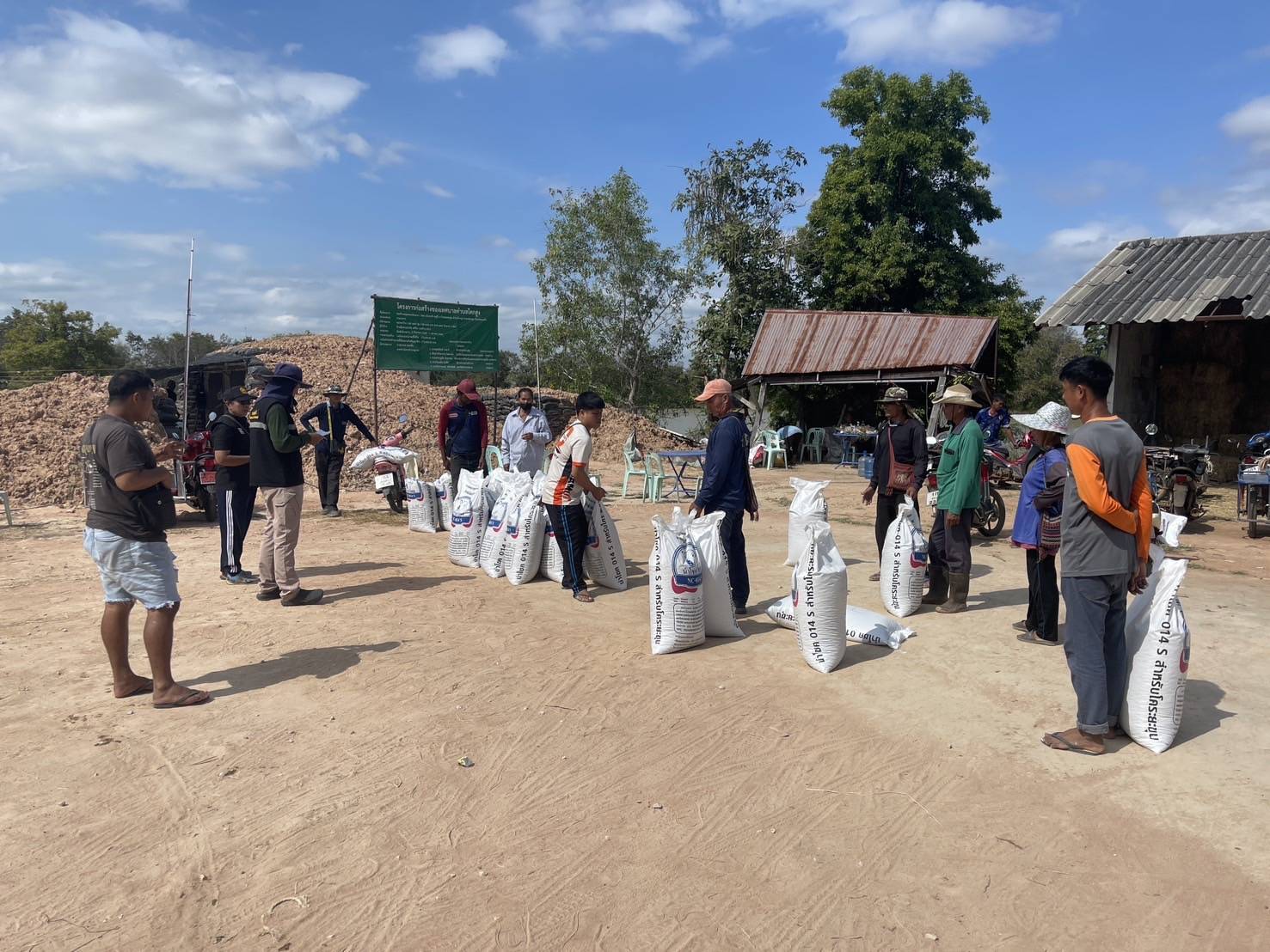 กรมปศุสัตว์ย้ำเกณฑ์เยียวยาความเสียหาย 7 จังหวัดชายแดนไทย–กัมพูชา ล่าสุดเกษตรกรได้รับผลกระทบกว่า 2 แสนราย มีสัตว์ในพื้นที่รวม 6.5 ล้านตัว ส่งความช่วยเหลืออย่างต่อเนื่อง 20 332403