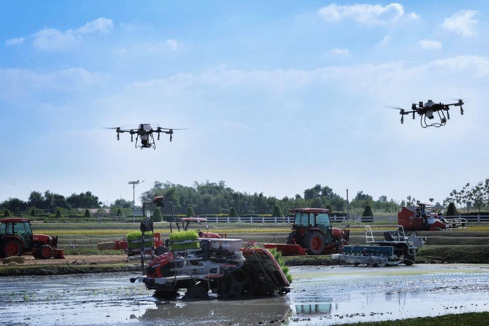 สศก. ติวเข้มทีมจัดเก็บข้อมูล ลุย “เจียไต๋-คูโบต้า” อัปเดตเทคโนโลยี พร้อมปูพรมสำรวจค่าจ้างเครื่องจักรทั่วประเทศ มุ่งเป้าจัดทำข้อมูลต้นทุนการผลิตที่ถูกต้องแม่นยำ 7 592913060 1151045440535124 1269124891357376345 n