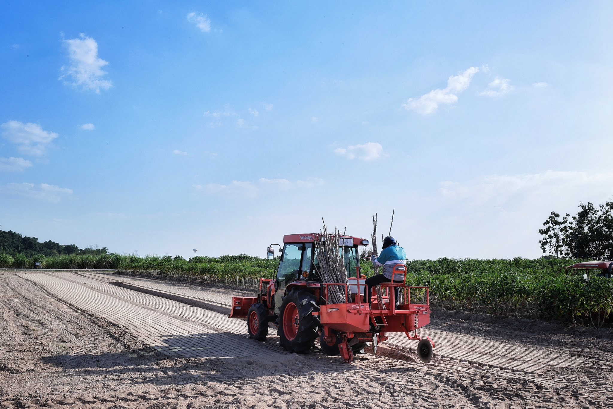 สศก. ติวเข้มทีมจัดเก็บข้อมูล ลุย “เจียไต๋-คูโบต้า” อัปเดตเทคโนโลยี พร้อมปูพรมสำรวจค่าจ้างเครื่องจักรทั่วประเทศ มุ่งเป้าจัดทำข้อมูลต้นทุนการผลิตที่ถูกต้องแม่นยำ 10 593072463 1151051733867828 3421199601615440724 n