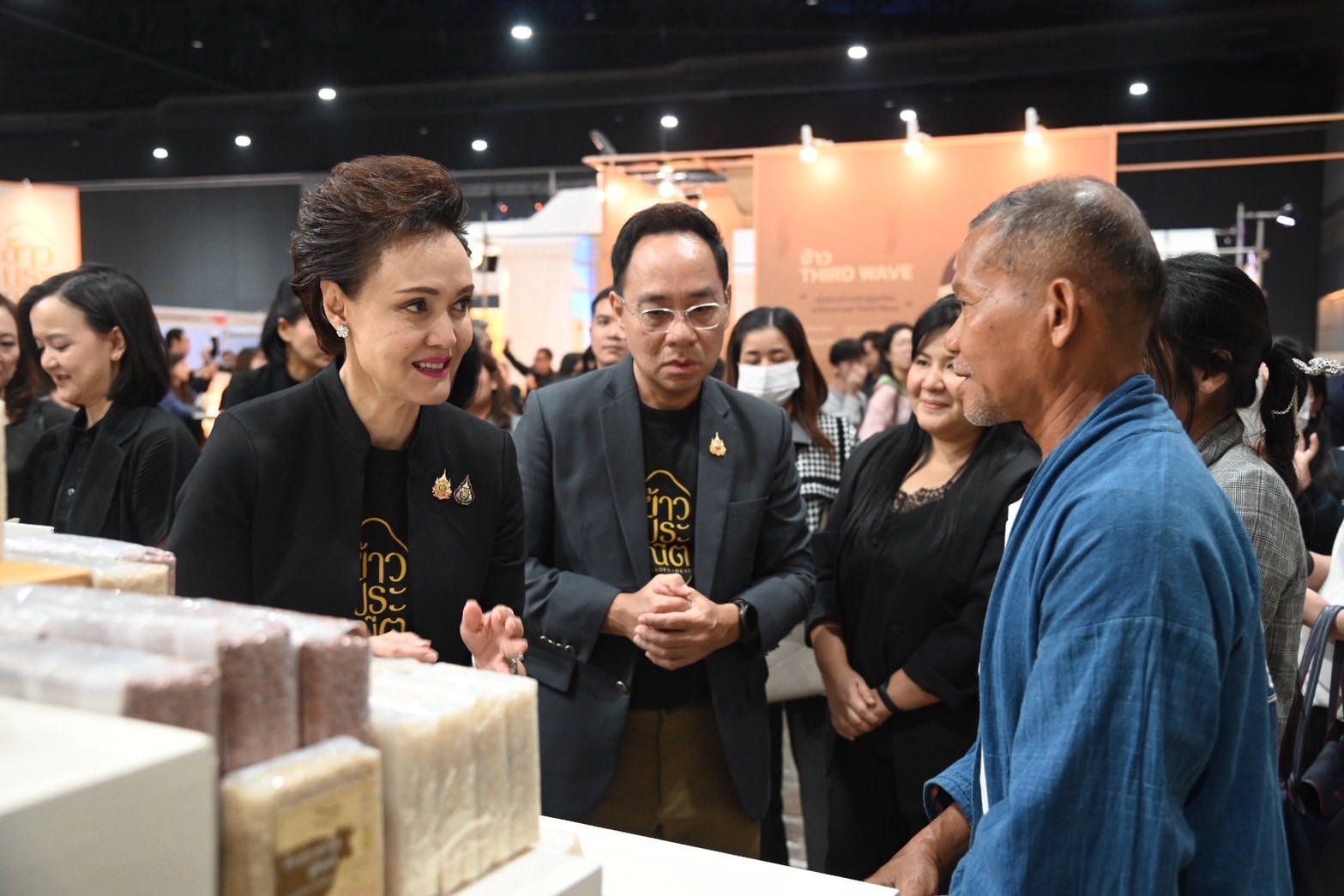 “พาณิชย์”ยกระดับ “ข้าวประณีต”ในงาน Thailand Rice Fest 2025 โชว์พลัง ภูมิใจข้าวไทย เสริมแกร่งสินค้า GI ปิดดีลแรก Business Matching ข้าว 450 ตัน เดินหน้าดันข้าว–กาแฟไทย สู่ตลาดพรีเมียมในและต่างประเทศ 10 594168745 1444821433877059 3001786185310337156 n