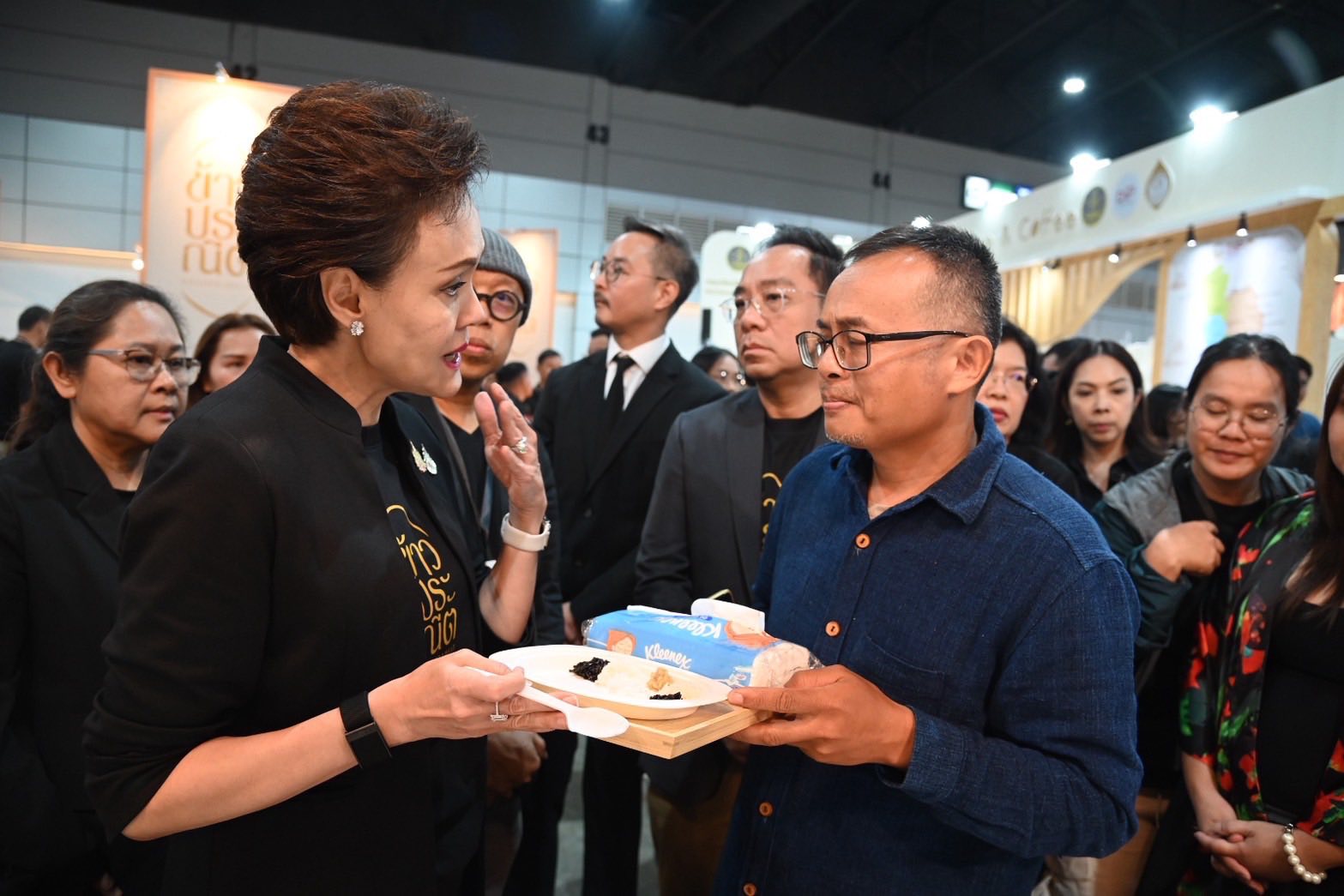 “พาณิชย์”ยกระดับ “ข้าวประณีต”ในงาน Thailand Rice Fest 2025 โชว์พลัง ภูมิใจข้าวไทย เสริมแกร่งสินค้า GI ปิดดีลแรก Business Matching ข้าว 450 ตัน เดินหน้าดันข้าว–กาแฟไทย สู่ตลาดพรีเมียมในและต่างประเทศ 9 594299417 1444821443877058 8634894495365971747 n