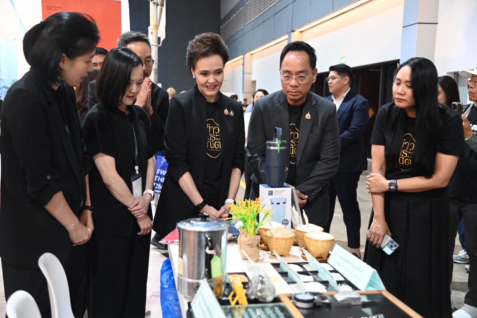 “พาณิชย์”ยกระดับ “ข้าวประณีต”ในงาน Thailand Rice Fest 2025 โชว์พลัง ภูมิใจข้าวไทย เสริมแกร่งสินค้า GI ปิดดีลแรก Business Matching ข้าว 450 ตัน เดินหน้าดันข้าว–กาแฟไทย สู่ตลาดพรีเมียมในและต่างประเทศ 11 594302912 1444820480543821 1382448311359795804 n
