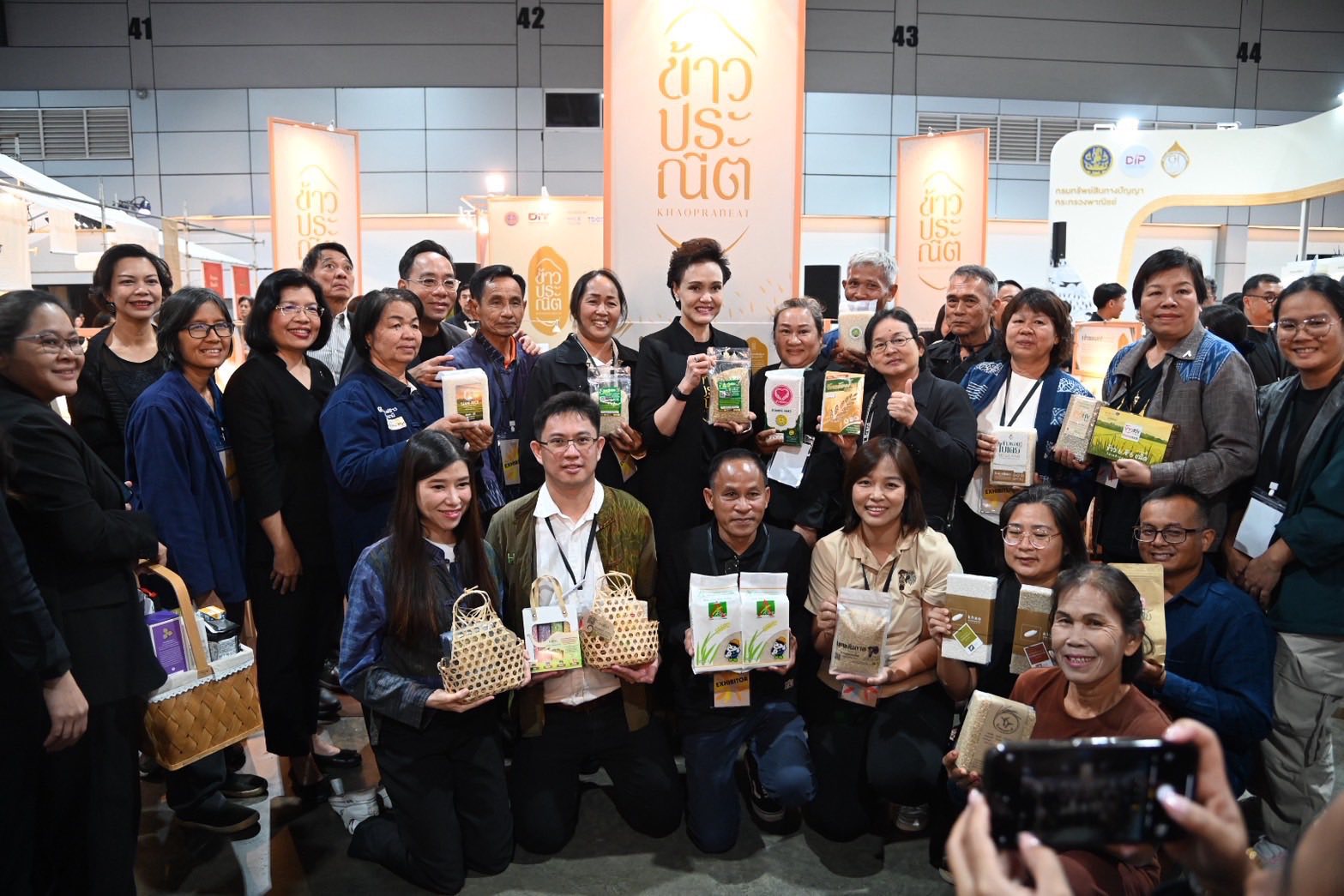 “พาณิชย์”ยกระดับ “ข้าวประณีต”ในงาน Thailand Rice Fest 2025 โชว์พลัง ภูมิใจข้าวไทย เสริมแกร่งสินค้า GI ปิดดีลแรก Business Matching ข้าว 450 ตัน เดินหน้าดันข้าว–กาแฟไทย สู่ตลาดพรีเมียมในและต่างประเทศ 5 595607656 1444821467210389 8430772322183897853 n
