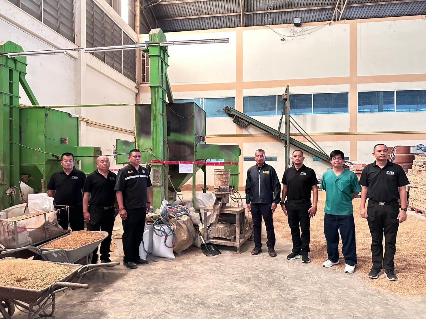 ด่านกักกันสัตว์ท่าเรือกรุงเทพร่วมปศุสัตว์ และตำรวจ ปคบ. ตรวจค้นสถานที่ผลิตและจำหน่ายอาหารสัตว์ ไร้ใบอนุญาตฯ ย่านบางขุนเทียน พบของกลางกว่า 5 แสนบาท ดำเนินคดีตามกฎหมาย 7 602320018 1361579396014425 7937890273397050969 n