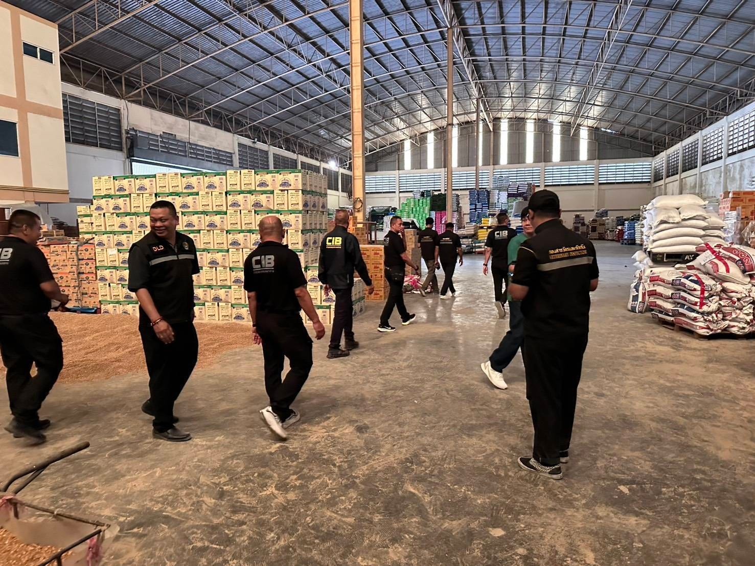 ด่านกักกันสัตว์ท่าเรือกรุงเทพร่วมปศุสัตว์ และตำรวจ ปคบ. ตรวจค้นสถานที่ผลิตและจำหน่ายอาหารสัตว์ ไร้ใบอนุญาตฯ ย่านบางขุนเทียน พบของกลางกว่า 5 แสนบาท ดำเนินคดีตามกฎหมาย 2 602472719 1361579296014435 8577371824236488239 n