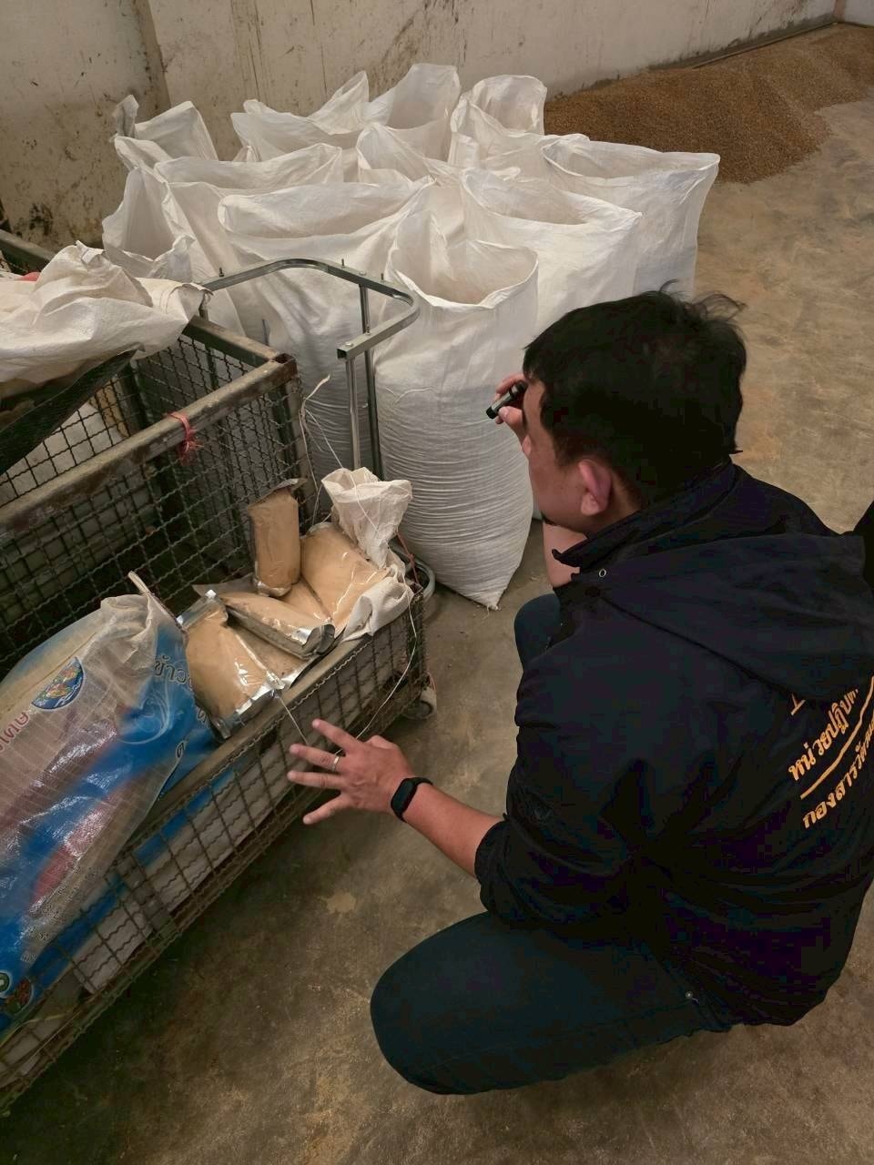 ด่านกักกันสัตว์ท่าเรือกรุงเทพร่วมปศุสัตว์ และตำรวจ ปคบ. ตรวจค้นสถานที่ผลิตและจำหน่ายอาหารสัตว์ ไร้ใบอนุญาตฯ ย่านบางขุนเทียน พบของกลางกว่า 5 แสนบาท ดำเนินคดีตามกฎหมาย 3 602983327 1361579709347727 5608681208725943591 n