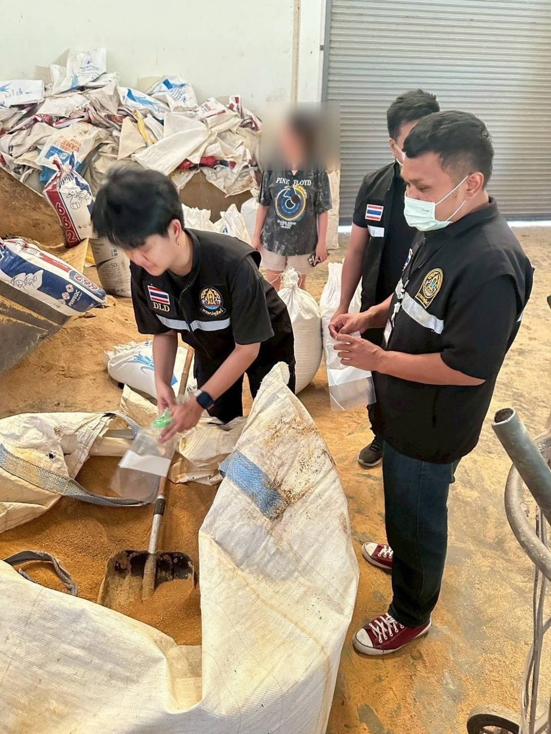 ด่านกักกันสัตว์ท่าเรือกรุงเทพร่วมปศุสัตว์ และตำรวจ ปคบ. ตรวจค้นสถานที่ผลิตและจำหน่ายอาหารสัตว์ ไร้ใบอนุญาตฯ ย่านบางขุนเทียน พบของกลางกว่า 5 แสนบาท ดำเนินคดีตามกฎหมาย 4 603766147 1361579406014424 2946797797524674759 n