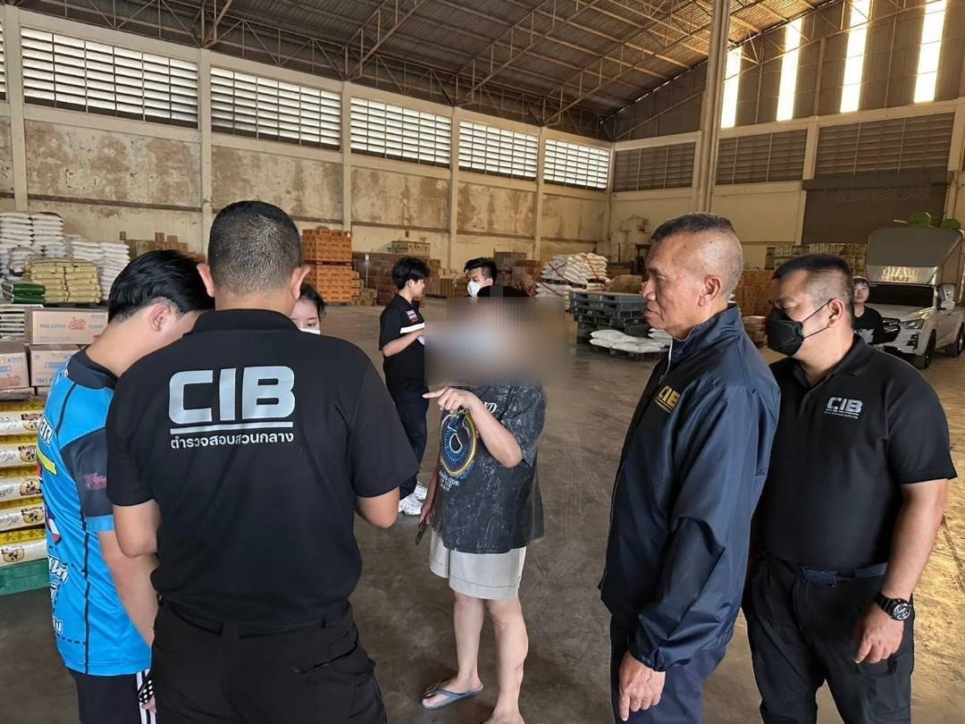 ด่านกักกันสัตว์ท่าเรือกรุงเทพร่วมปศุสัตว์ และตำรวจ ปคบ. ตรวจค้นสถานที่ผลิตและจำหน่ายอาหารสัตว์ ไร้ใบอนุญาตฯ ย่านบางขุนเทียน พบของกลางกว่า 5 แสนบาท ดำเนินคดีตามกฎหมาย 6 604686652 1361579346014430 8496349760375319212 n