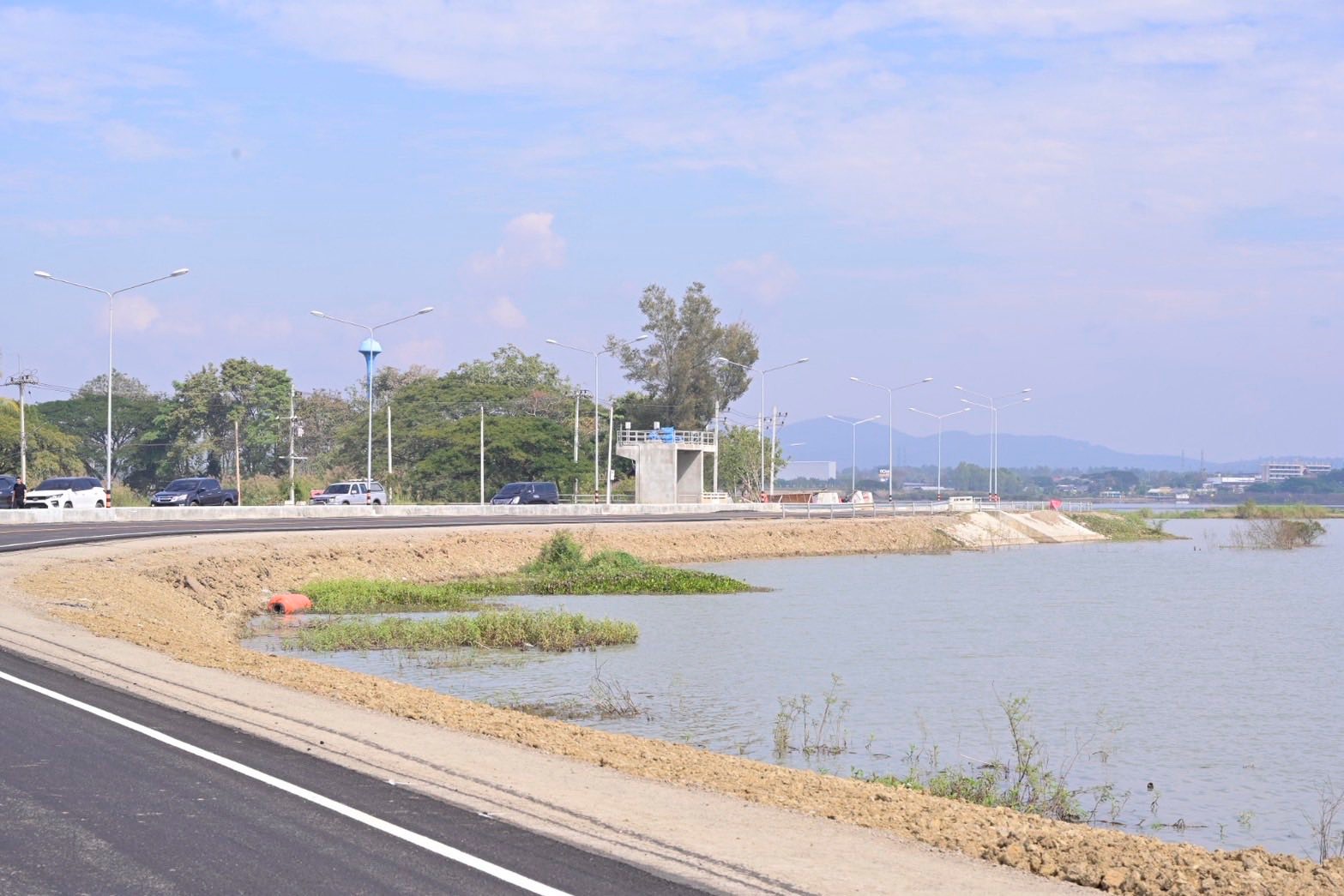 อธิบดีกรมชลประทาน ประชุมเร่งรัดงานก่อสร้างถนนรอบกว๊านพะเยา จังหวัดพะเยา 8 605134795 1282166963957905 8863235998597103996 n