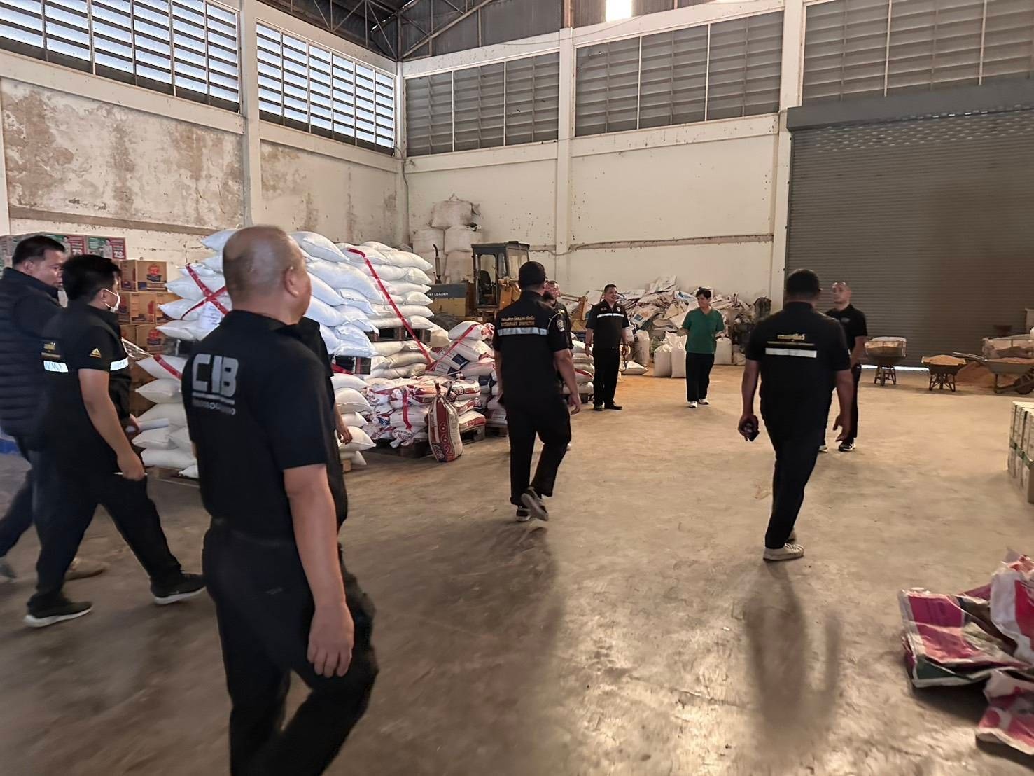 ด่านกักกันสัตว์ท่าเรือกรุงเทพร่วมปศุสัตว์ และตำรวจ ปคบ. ตรวจค้นสถานที่ผลิตและจำหน่ายอาหารสัตว์ ไร้ใบอนุญาตฯ ย่านบางขุนเทียน พบของกลางกว่า 5 แสนบาท ดำเนินคดีตามกฎหมาย 5 605165363 1361579749347723 6727442261153703289 n