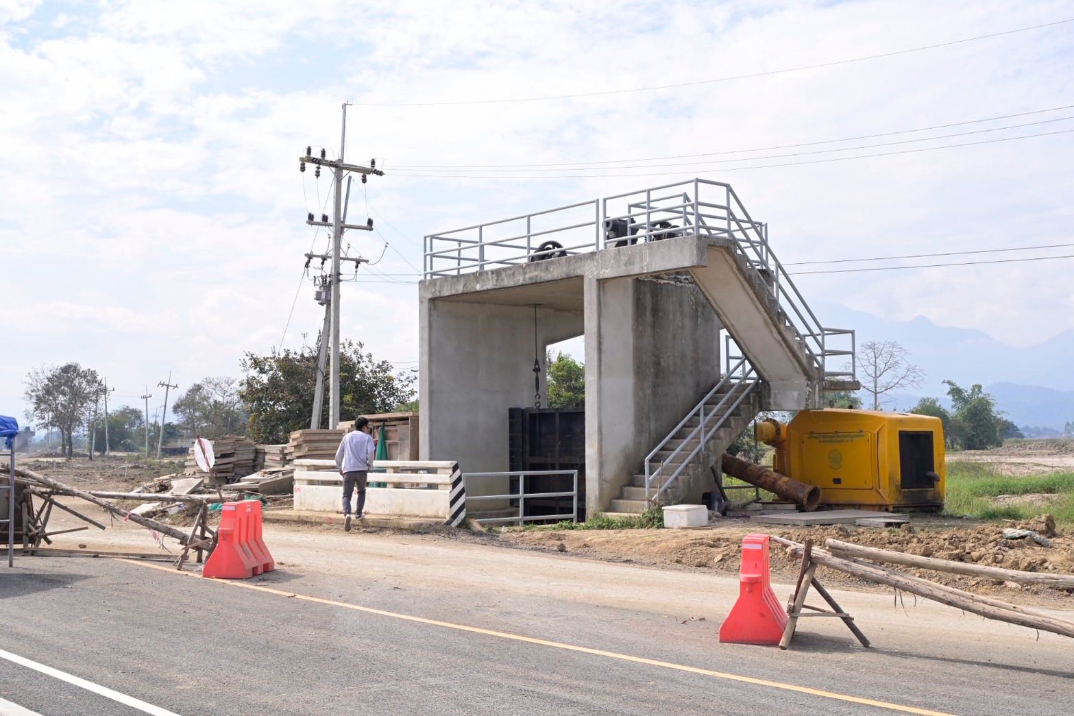 อธิบดีกรมชลประทาน ประชุมเร่งรัดงานก่อสร้างถนนรอบกว๊านพะเยา จังหวัดพะเยา 7 607600643 1282167280624540 5198248534723967715 n