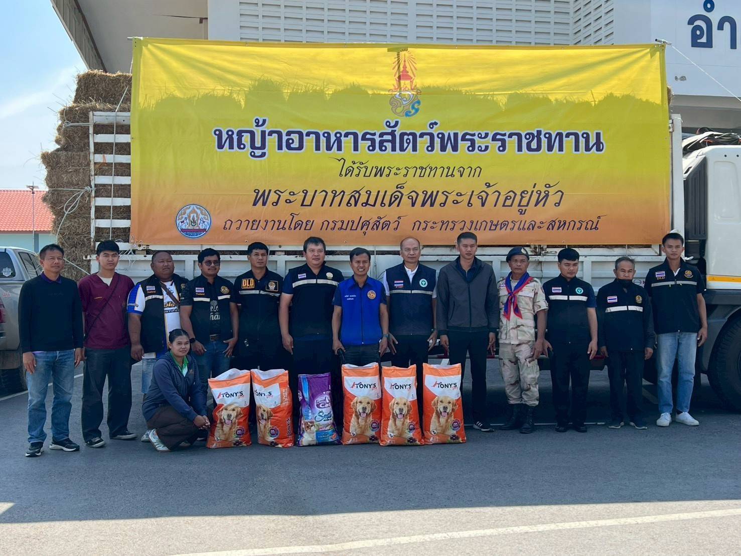 กรมปศุสัตว์ เร่งส่งหญ้าแห้ง อาหารสัตว์ เวชภัณฑ์และทีมสัตวแพทย์ช่วยเกษตรกรชายแดนไทย–กัมพูชา ต่อเนื่อง 3 672643