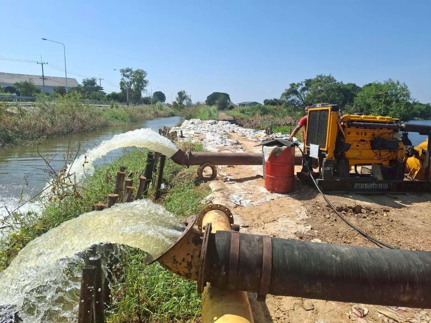 ทำไม่พัก ชป.เดินหน้าต่อเนื่อง ลุยกำจัดผักตบ–ติดตั้งเครื่องสูบน้ำ 5 984811
