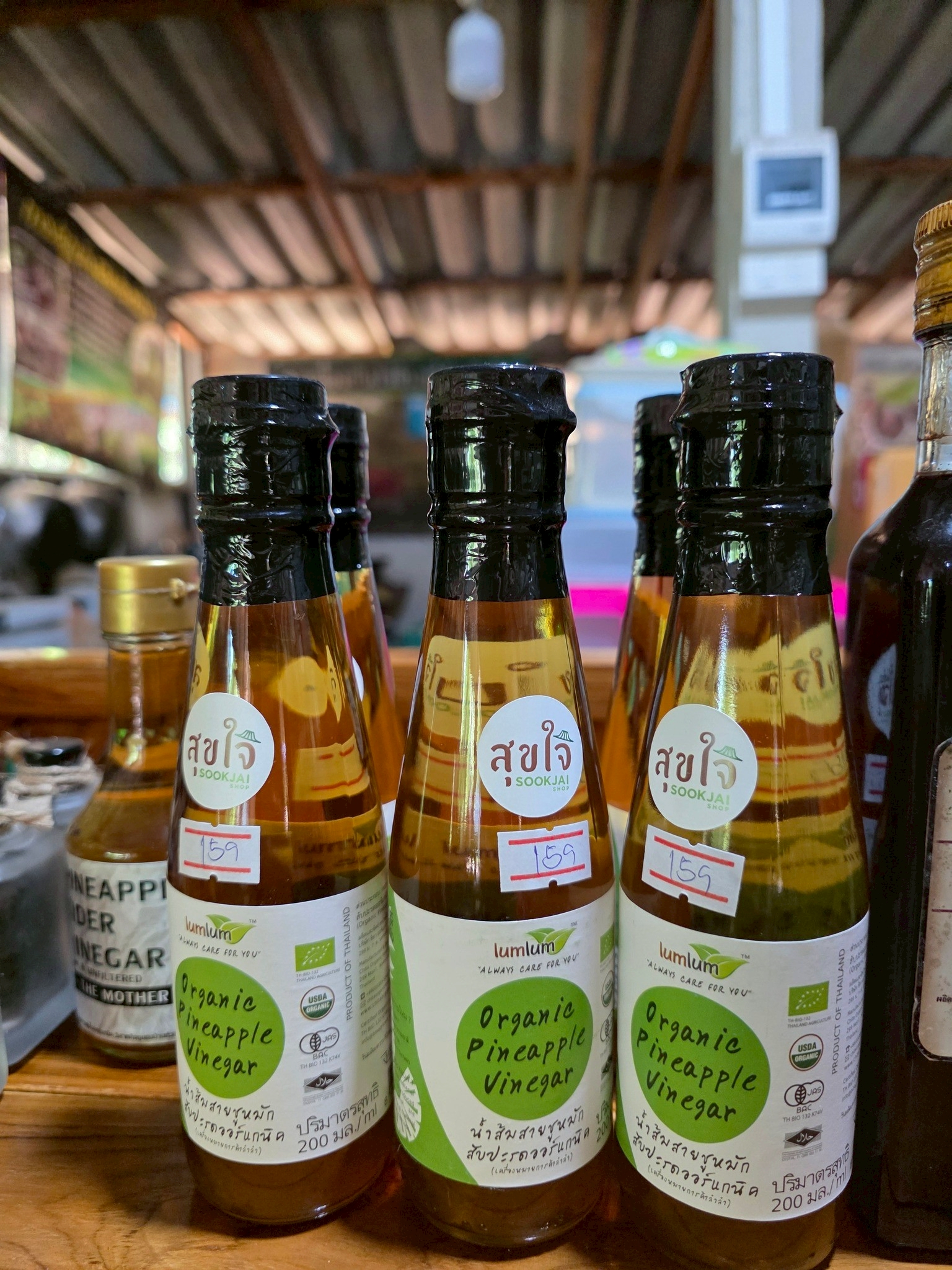 สศก. ชูโมเดล “ไร่เตียวิเศษ” เกาะพะงัน ธุรกิจเกษตรอินทรีย์แบบ Demand-led ใช้ Zero Waste ยกระดับผลิตภาพ ลดต้นทุน 36% สร้างรายได้ 1.28 ล้านบาท/ปีเสริมเสถียรภาพการเงินด้วยรายได้หลายทาง 11 LINE ALBUM เตียวิเศษ 251219 12 0