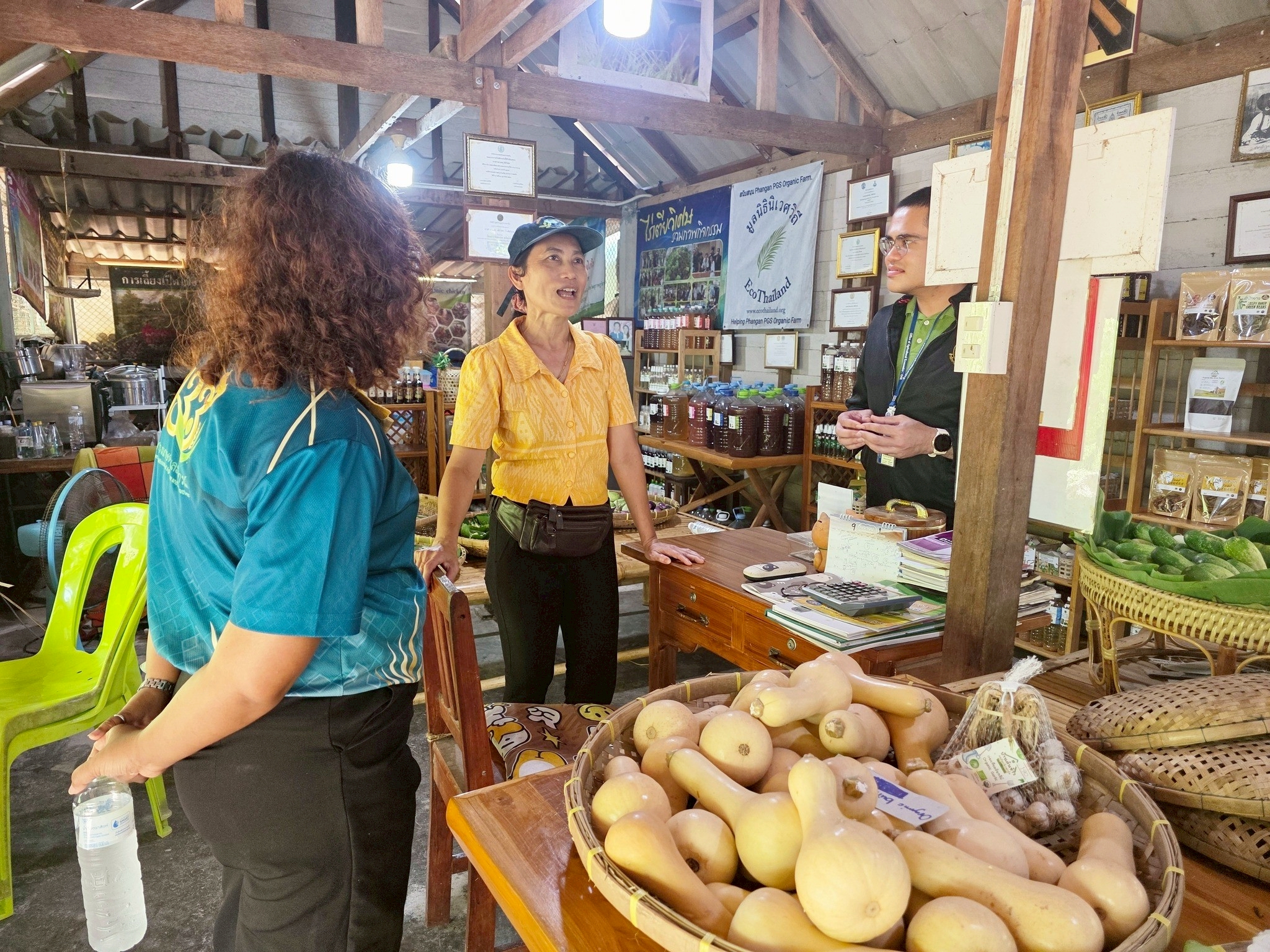 สศก. ชูโมเดล “ไร่เตียวิเศษ” เกาะพะงัน ธุรกิจเกษตรอินทรีย์แบบ Demand-led ใช้ Zero Waste ยกระดับผลิตภาพ ลดต้นทุน 36% สร้างรายได้ 1.28 ล้านบาท/ปีเสริมเสถียรภาพการเงินด้วยรายได้หลายทาง 7 LINE ALBUM เตียวิเศษ 251219 4 0