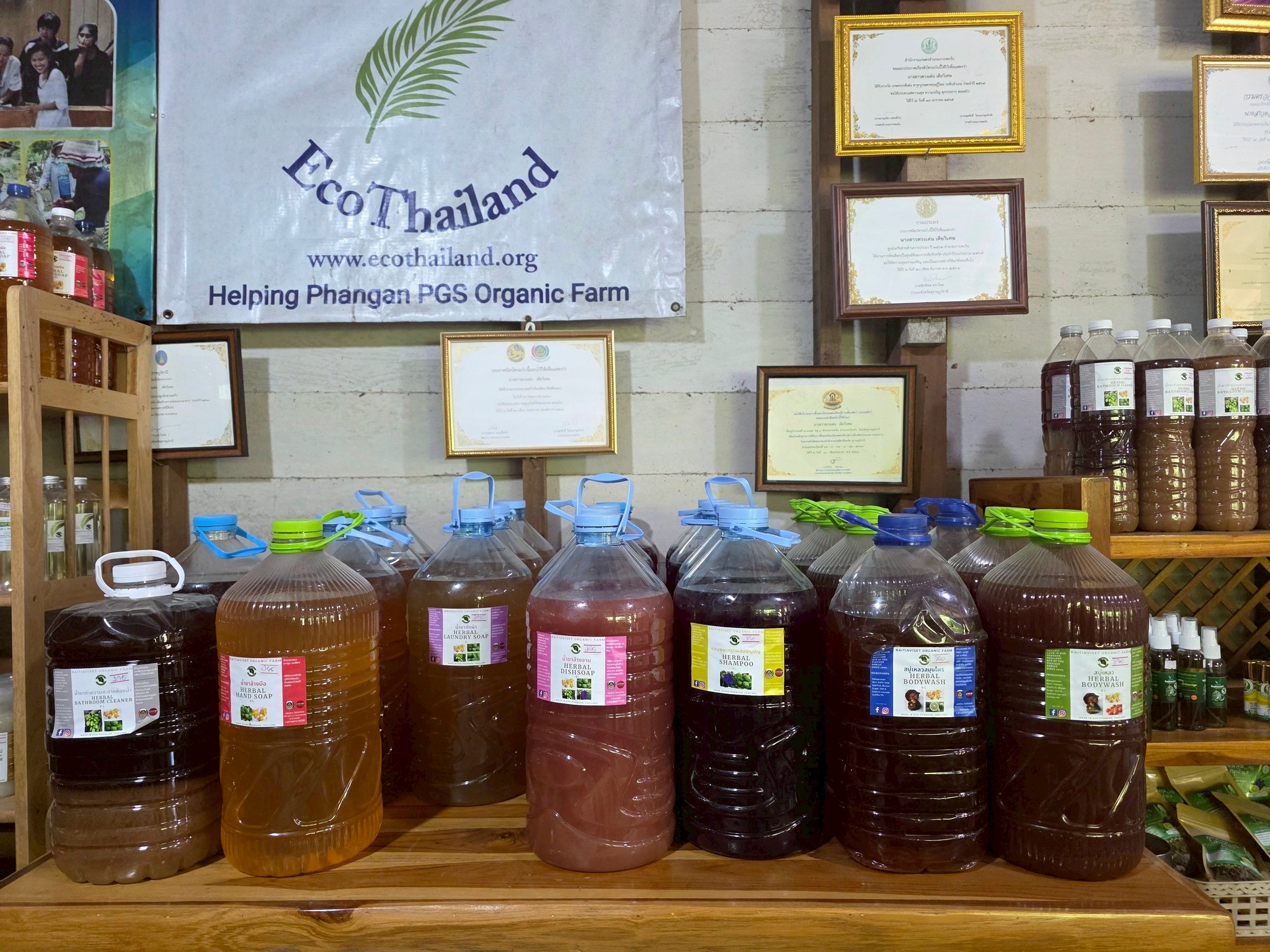 สศก. ชูโมเดล “ไร่เตียวิเศษ” เกาะพะงัน ธุรกิจเกษตรอินทรีย์แบบ Demand-led ใช้ Zero Waste ยกระดับผลิตภาพ ลดต้นทุน 36% สร้างรายได้ 1.28 ล้านบาท/ปีเสริมเสถียรภาพการเงินด้วยรายได้หลายทาง 4 LINE ALBUM เตียวิเศษ 251219 5 0