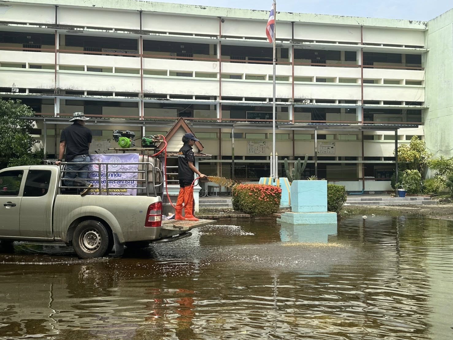 พด.ห่วงใยเกษตรกรทุกพื้นที่ เดินหน้าสนับสนุน “สารเร่งซุปเปอร์ พด.6”บำบัดน้ำเสีย–ฟื้นฟูดิน หลังสถานการณ์น้ำลดในภาคใต้ 6 S 107642911